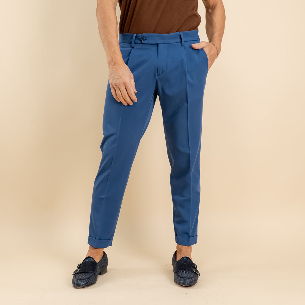 Pantalón slim fit con pinzas y vuelta - Azul Royal