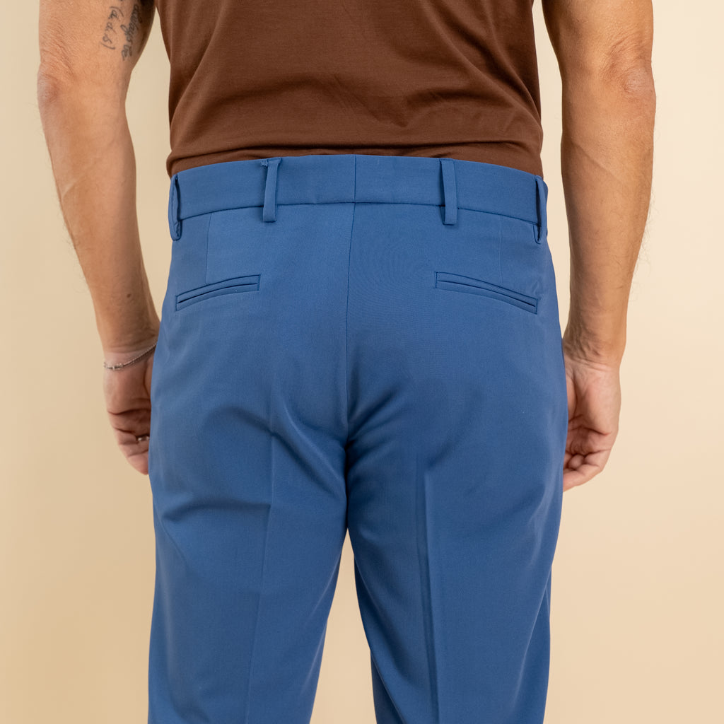Pantalón slim fit con pinzas y vuelta - Azul Royal