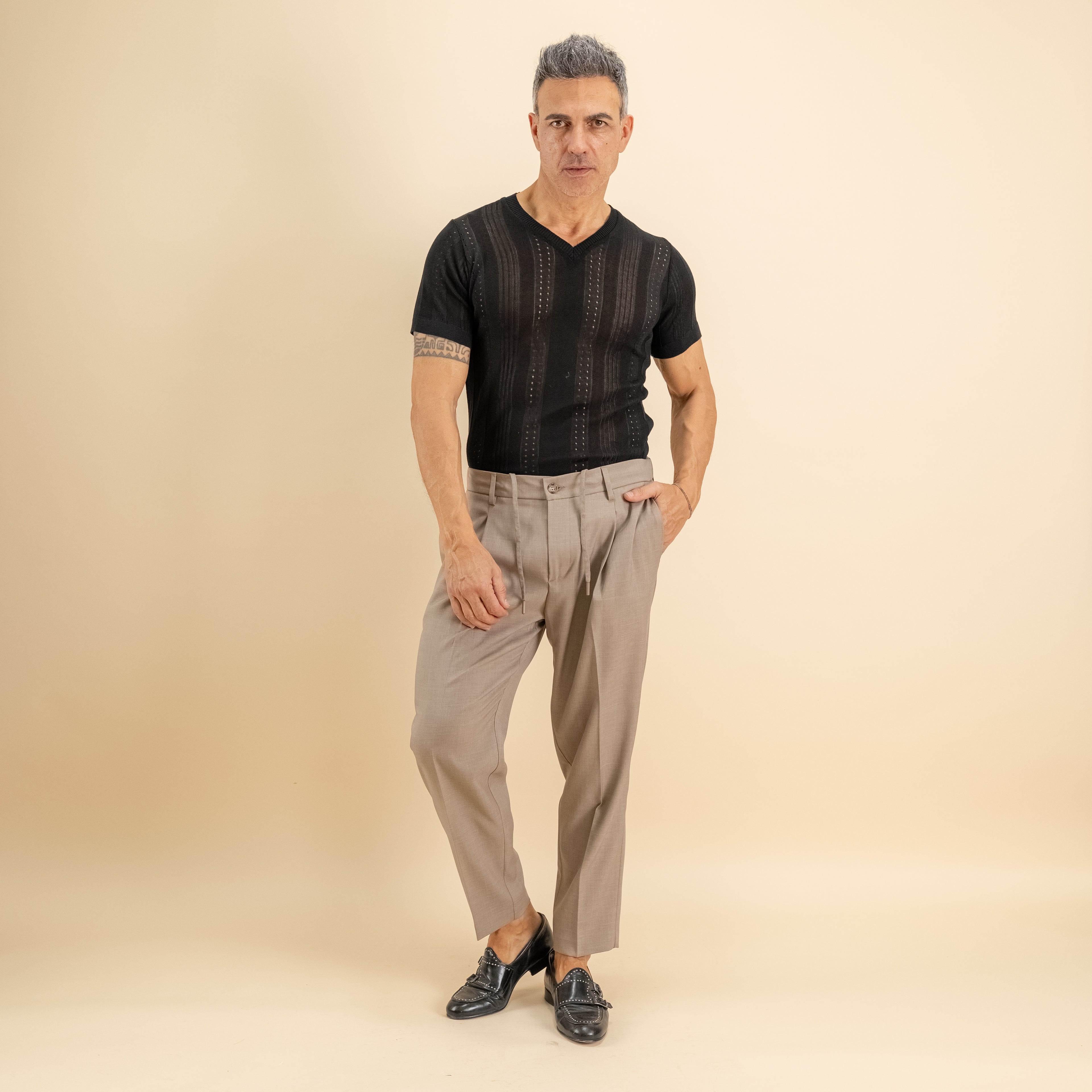 Maglia scollo a V traforata - Nero
