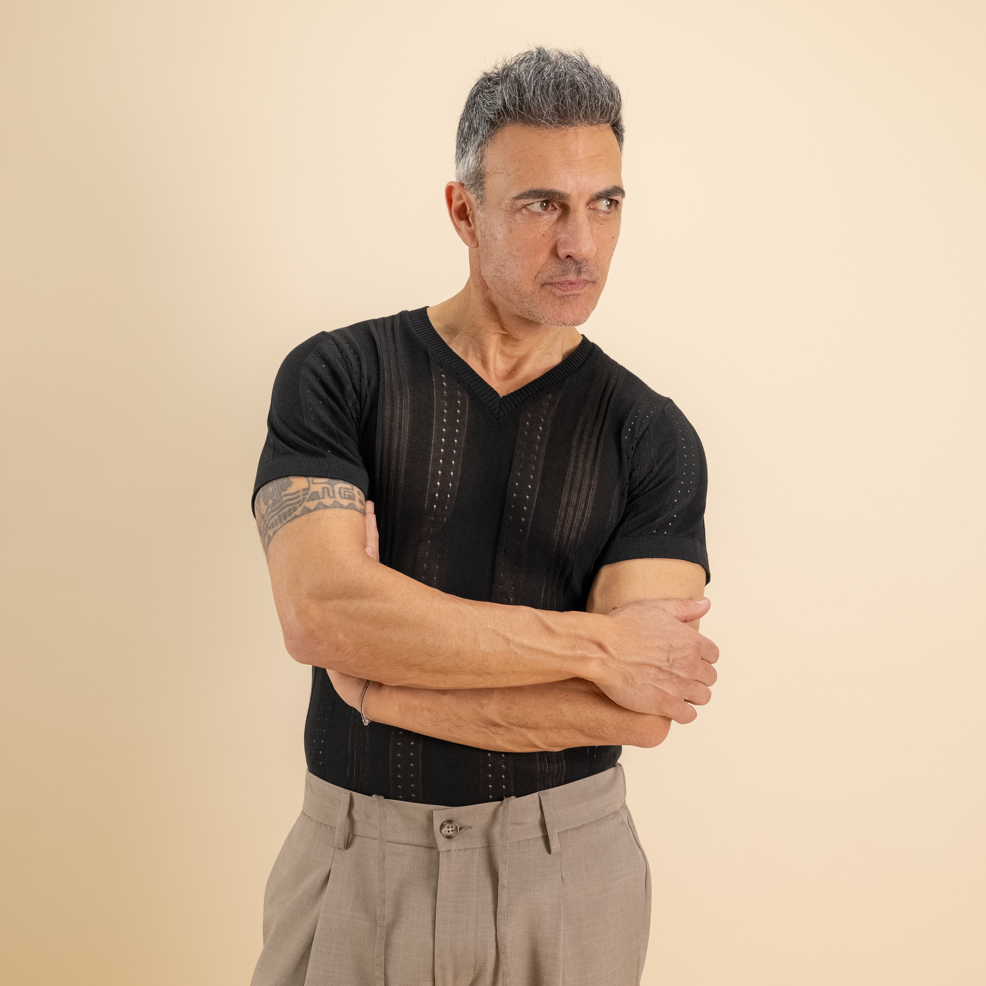 Maglia scollo a V traforata - Nero