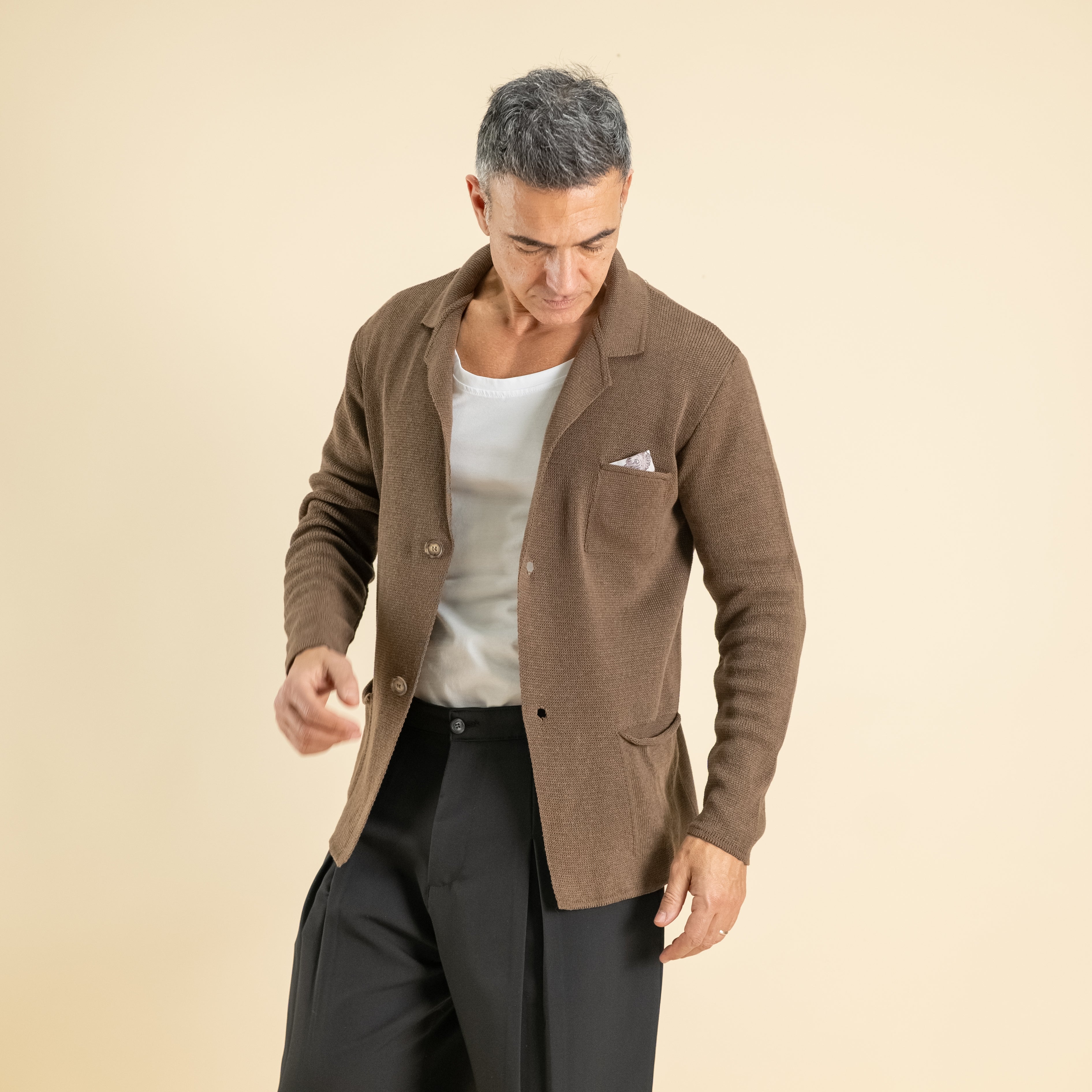 Cardigan a giacca monopetto in filo leggero con pochette - Marrone