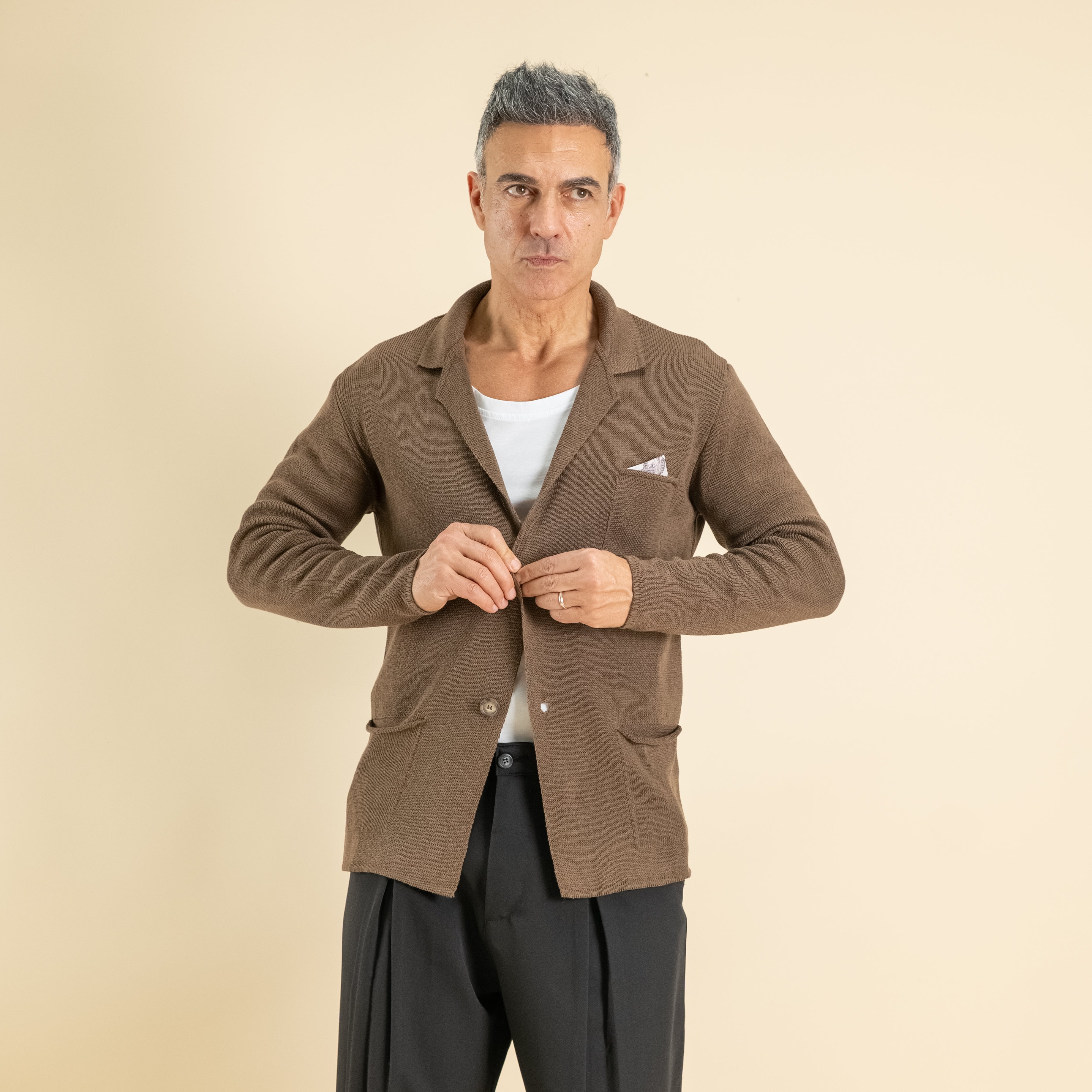 Cardigan a giacca monopetto in filo leggero con pochette - Marrone