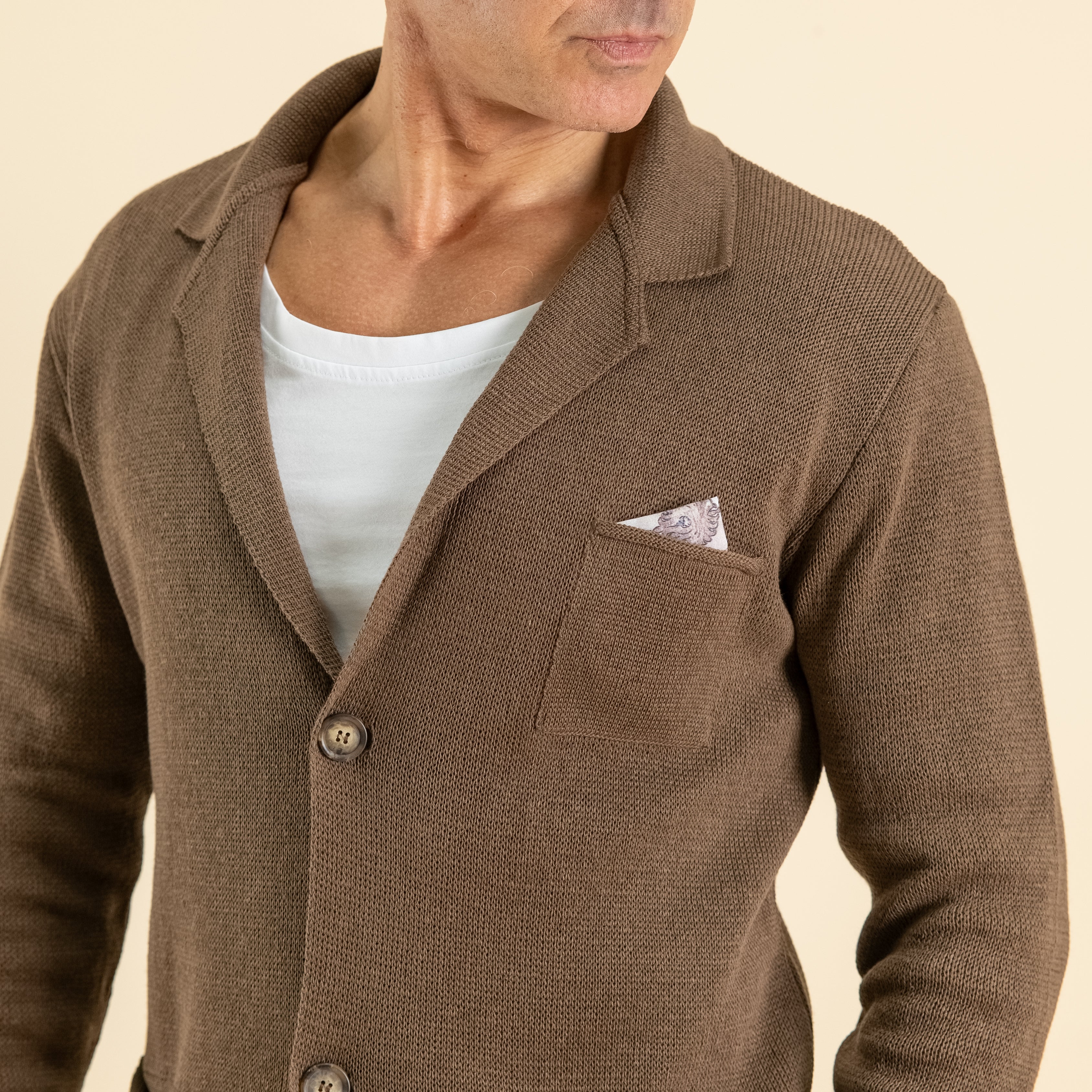 Cardigan a giacca monopetto in filo leggero con pochette - Marrone