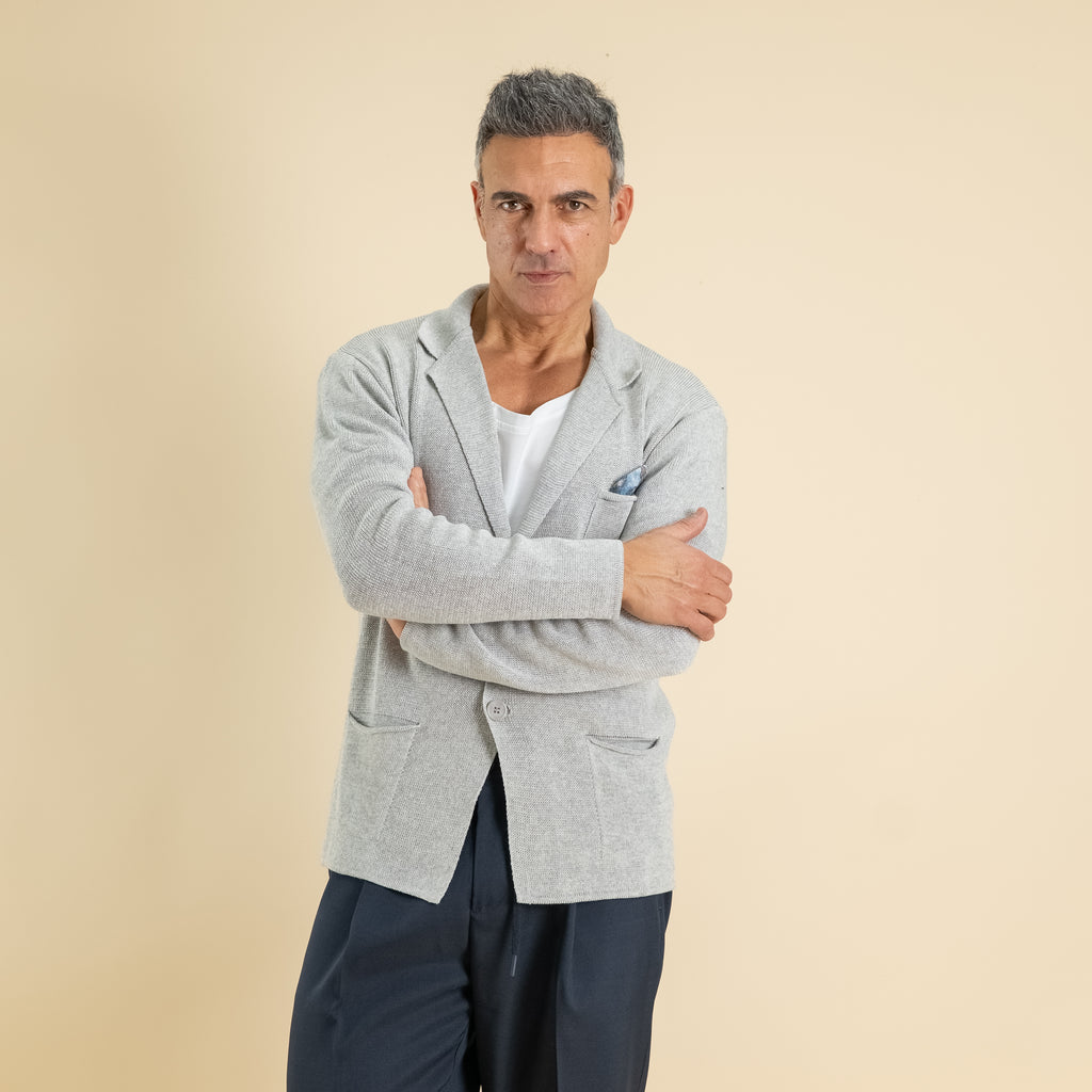 Cardigan a giacca monopetto in filo leggero con pochette  - Grigio