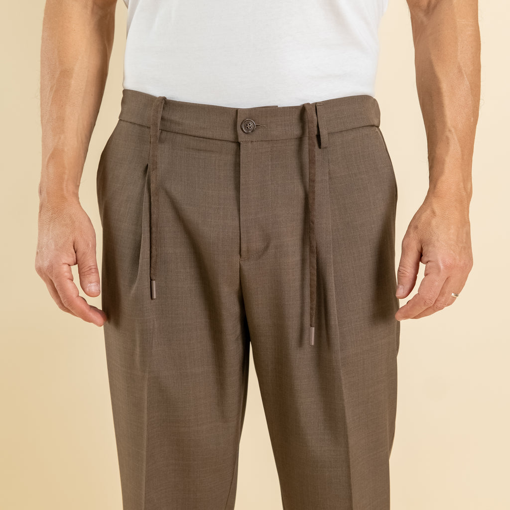 Pantalón sastre con pinzas y muelle en la espalda - Marrón oscuro