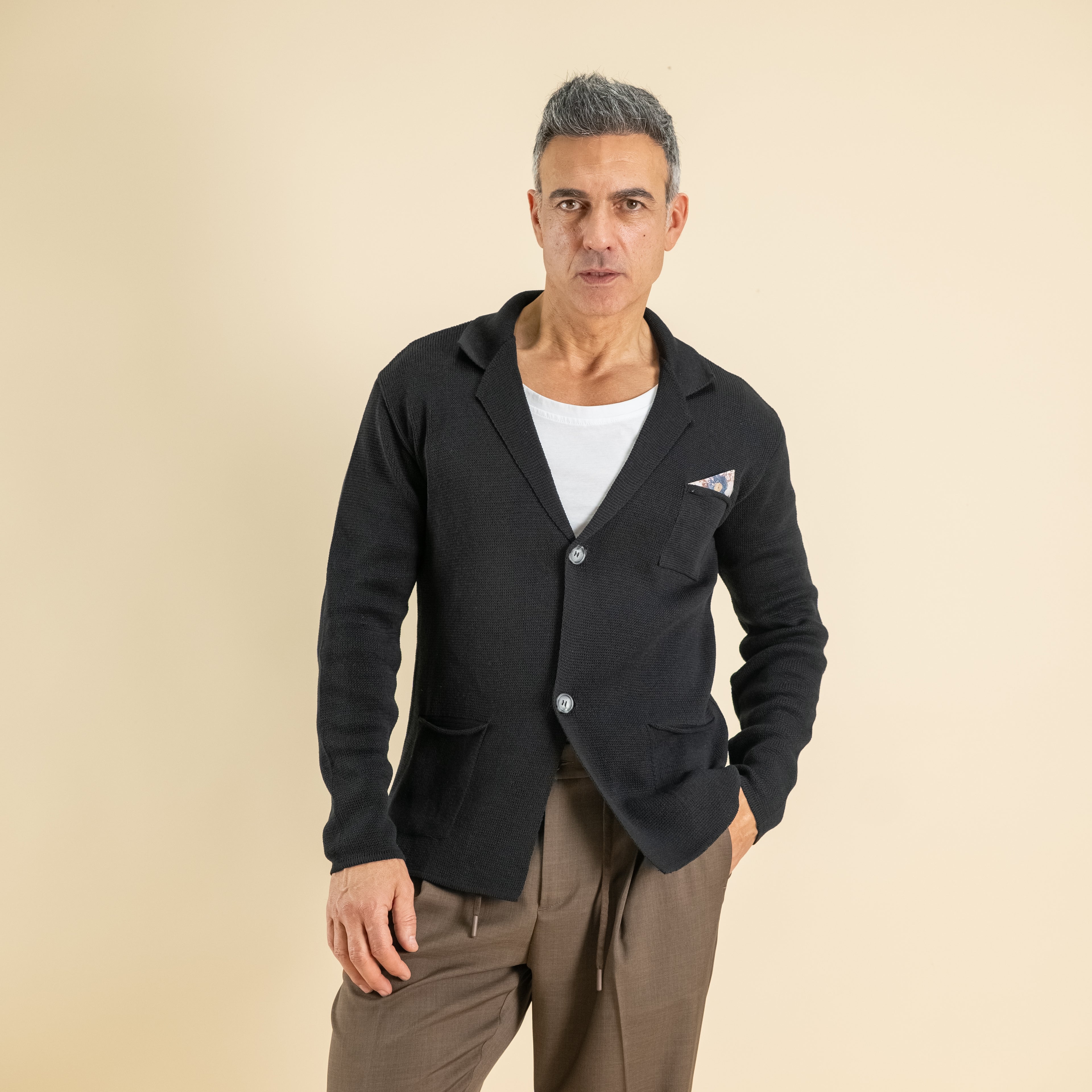 Cardigan a giacca monopetto in filo leggero con pochette  - Nero