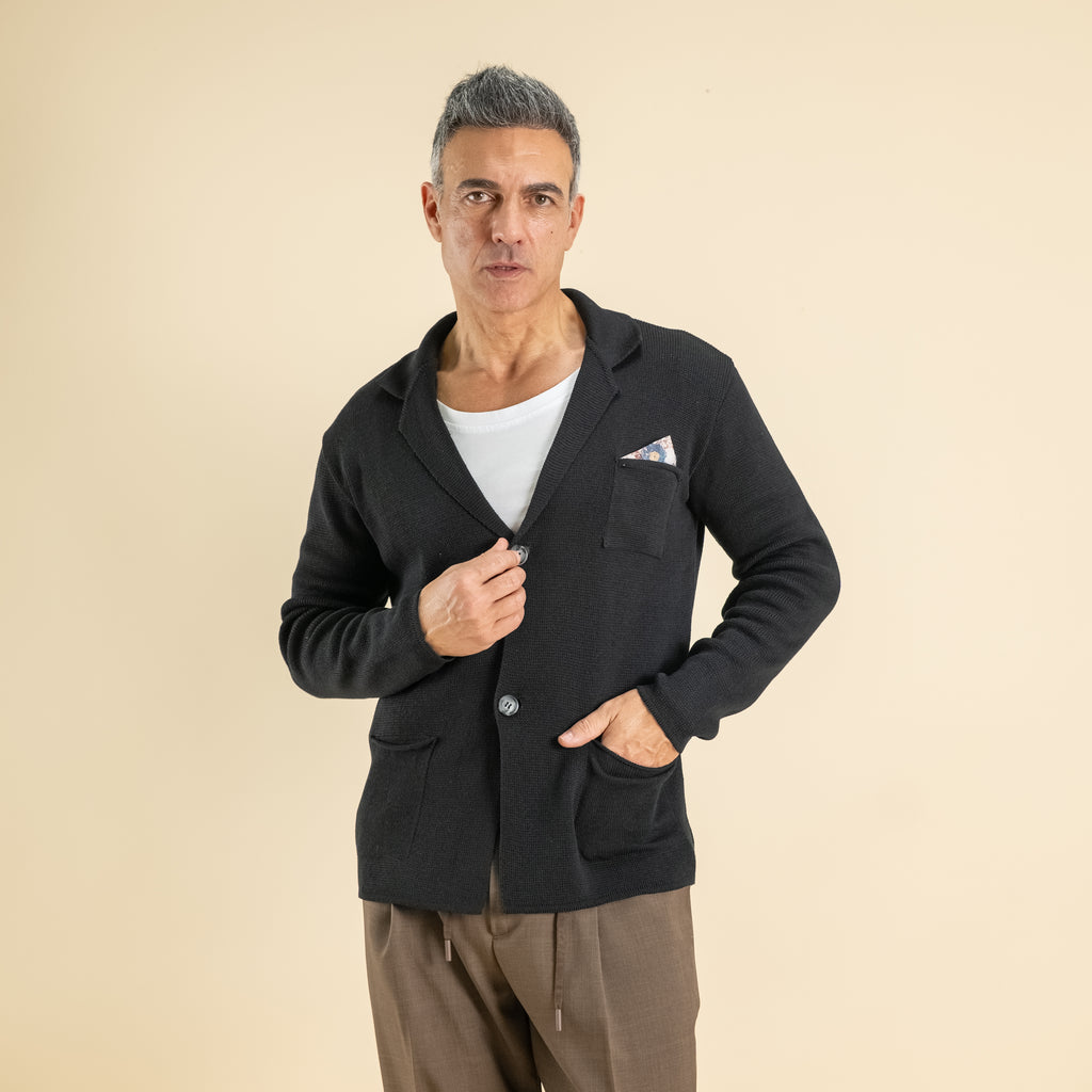Cardigan a giacca monopetto in filo leggero con pochette  - Nero