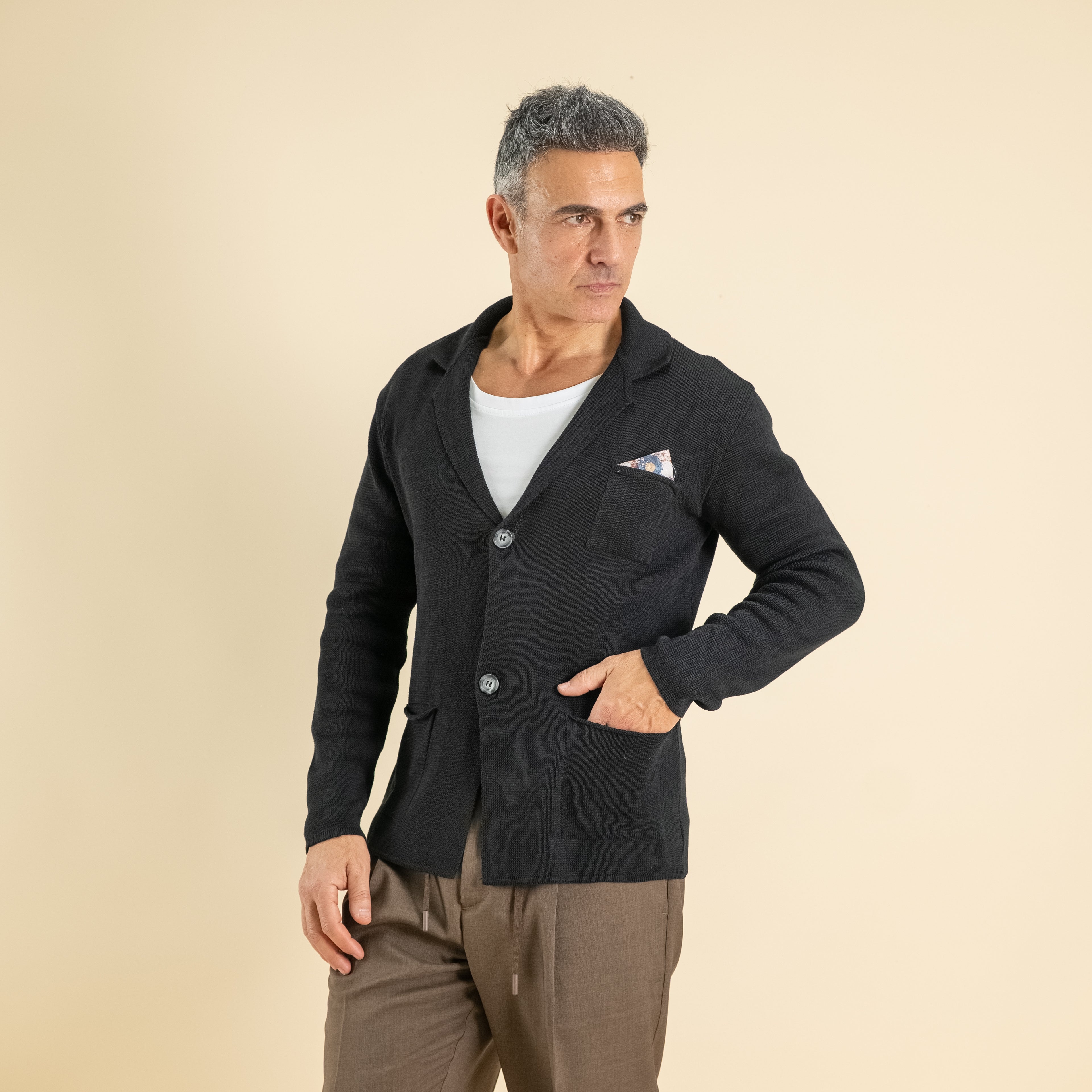 Cardigan a giacca monopetto in filo leggero con pochette  - Nero