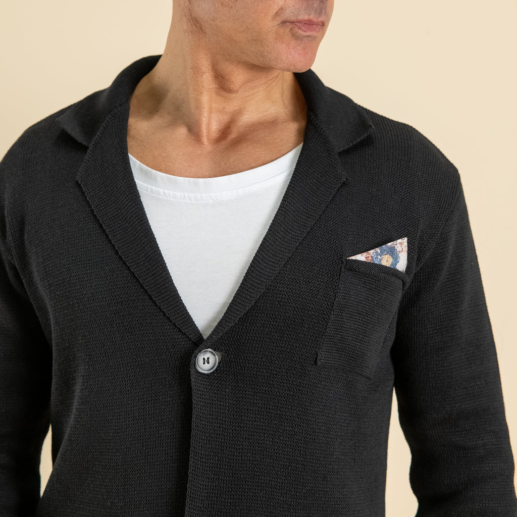 Cardigan a giacca monopetto in filo leggero con pochette  - Nero