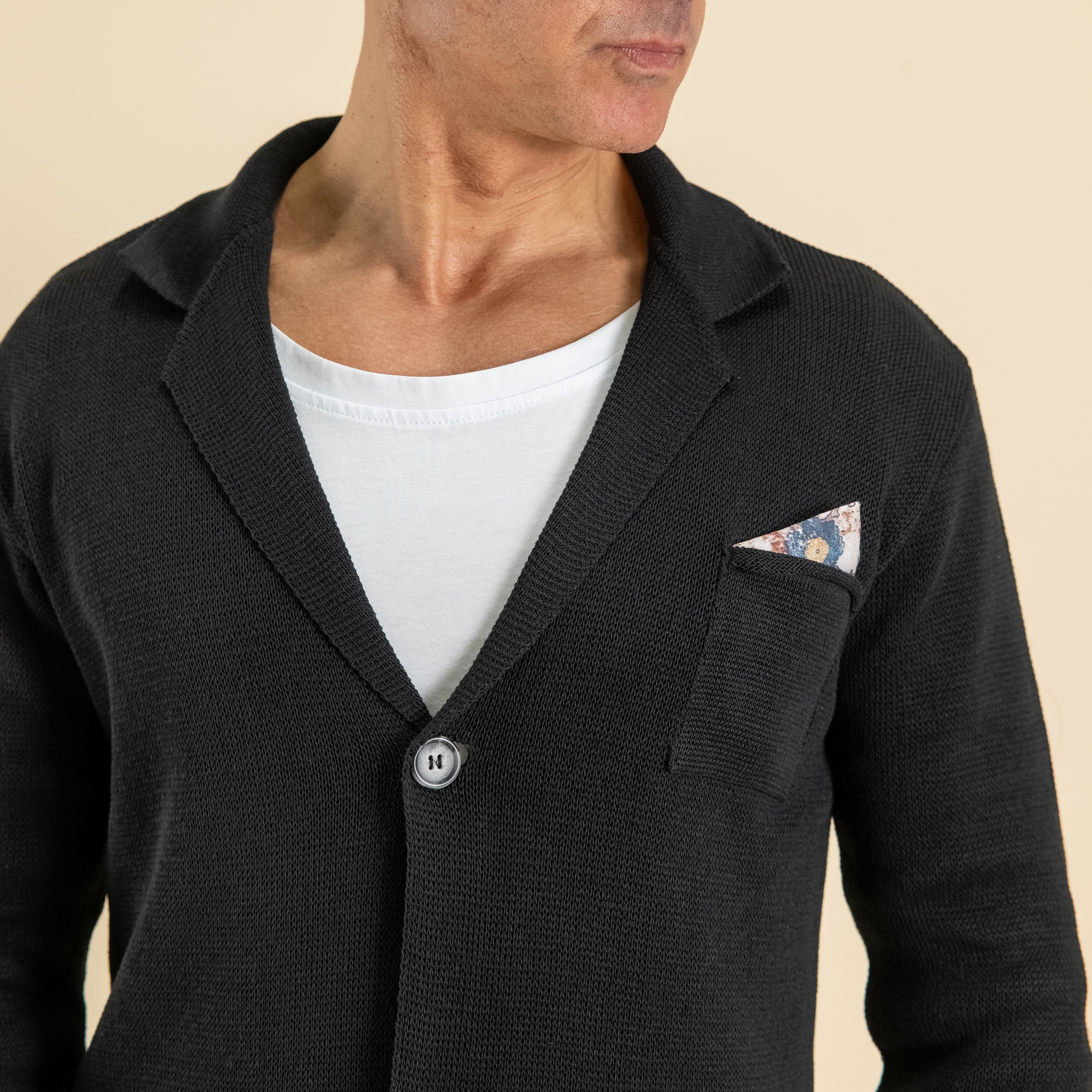 Cardigan a giacca monopetto in filo leggero con pochette  - Nero