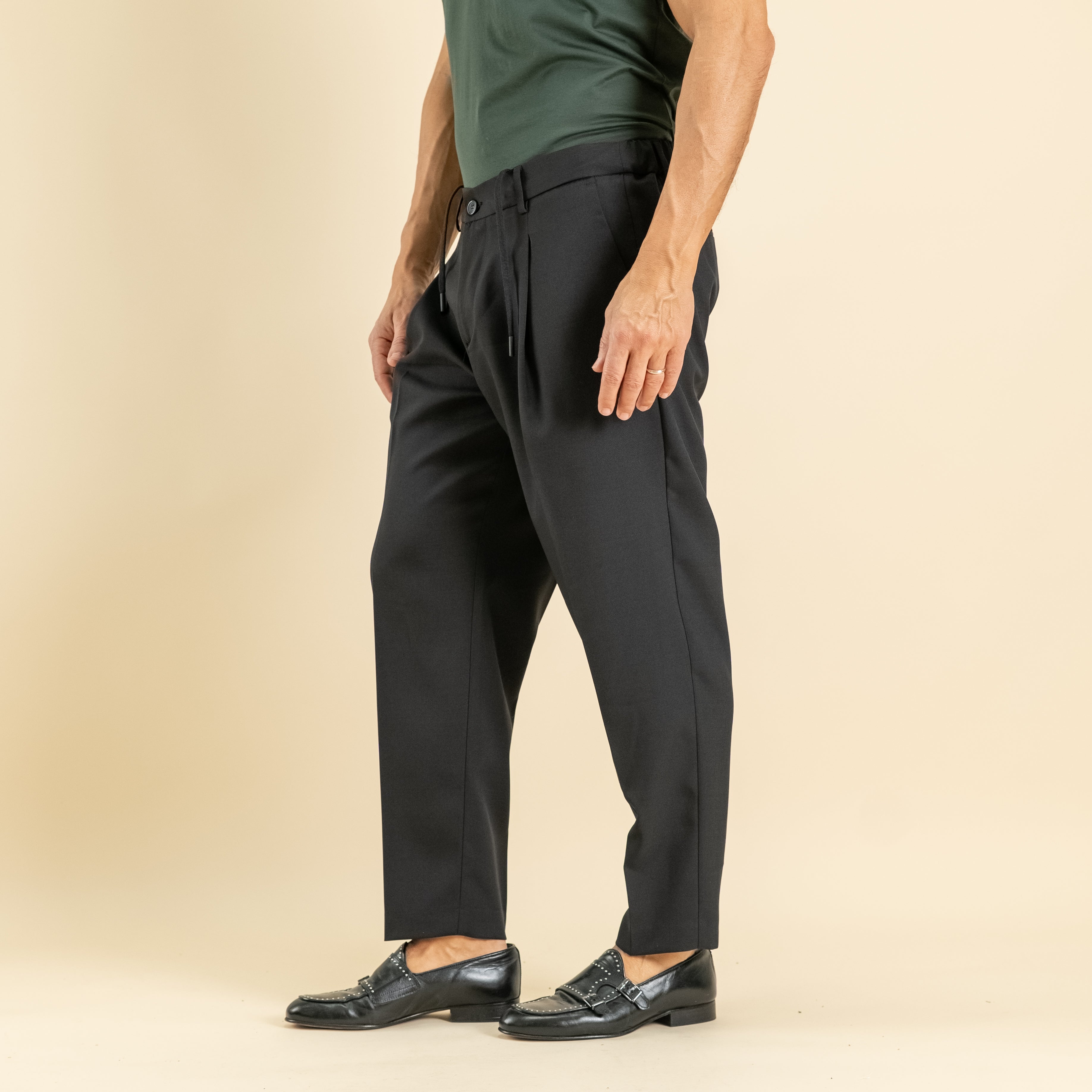 Pantalaccio sartoriale con pinces e molla sul retro - Nero