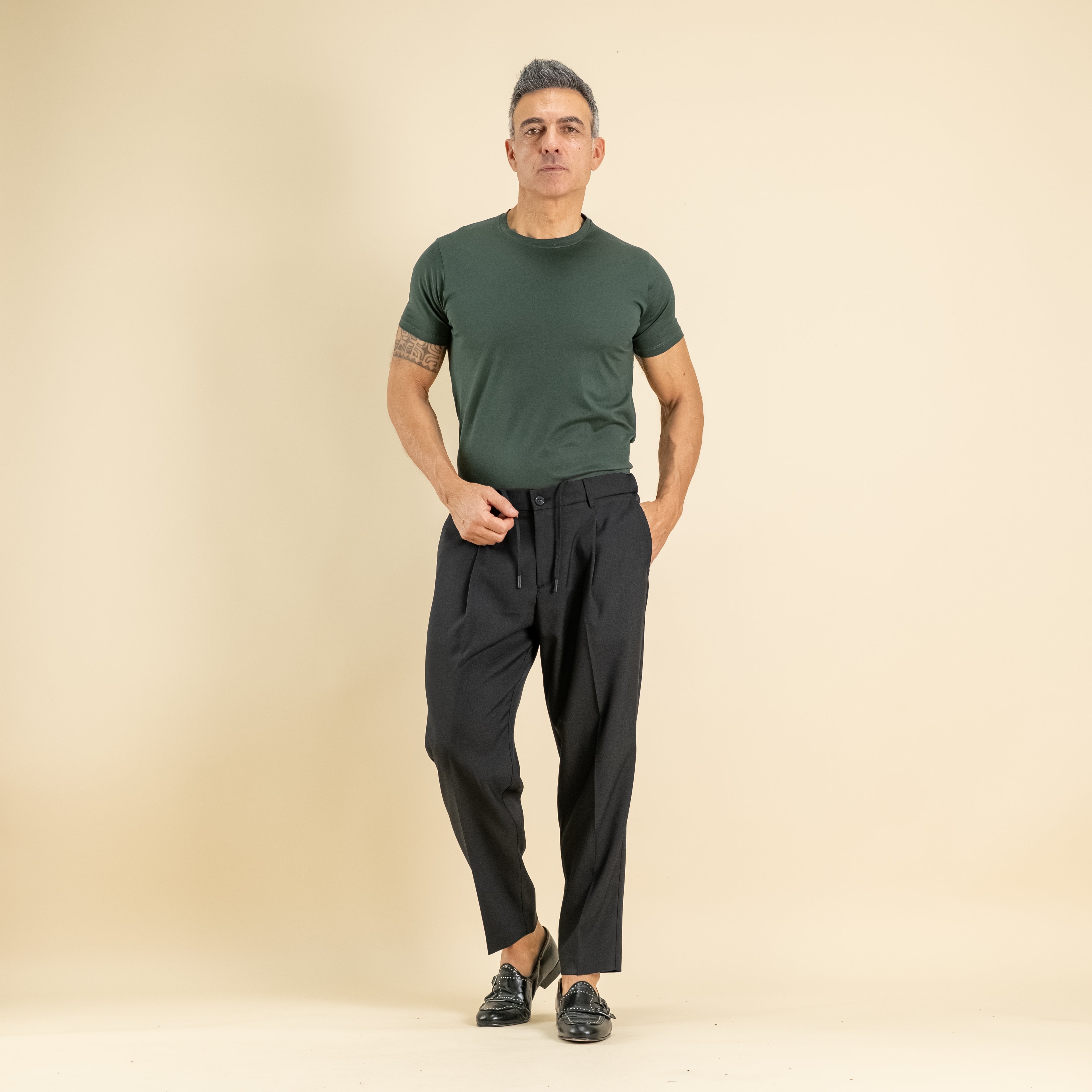 Pantalón sastre con pinzas y muelle en la espalda - Negro