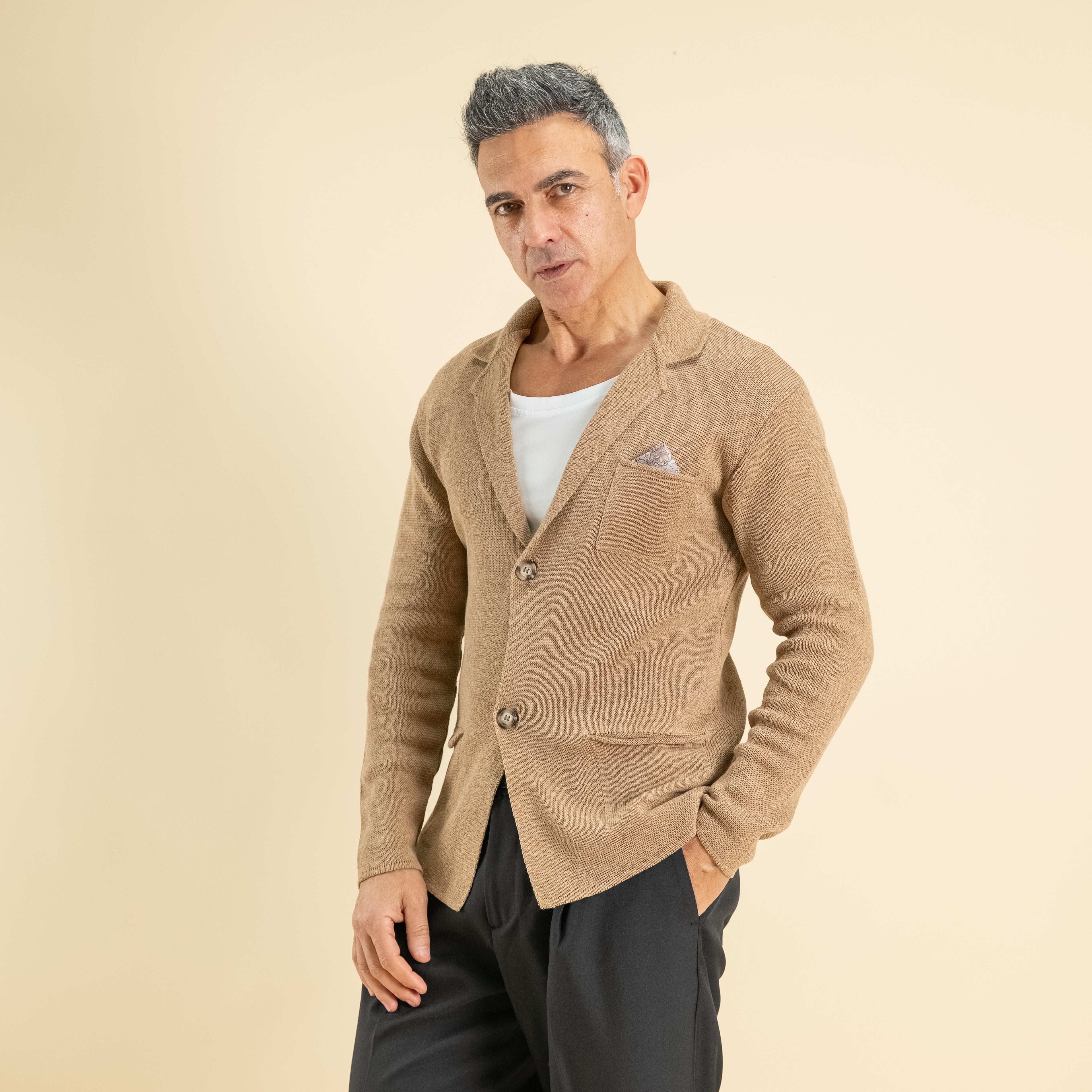 Cardigan a giacca monopetto in filo leggero con pochette  - Nocciola