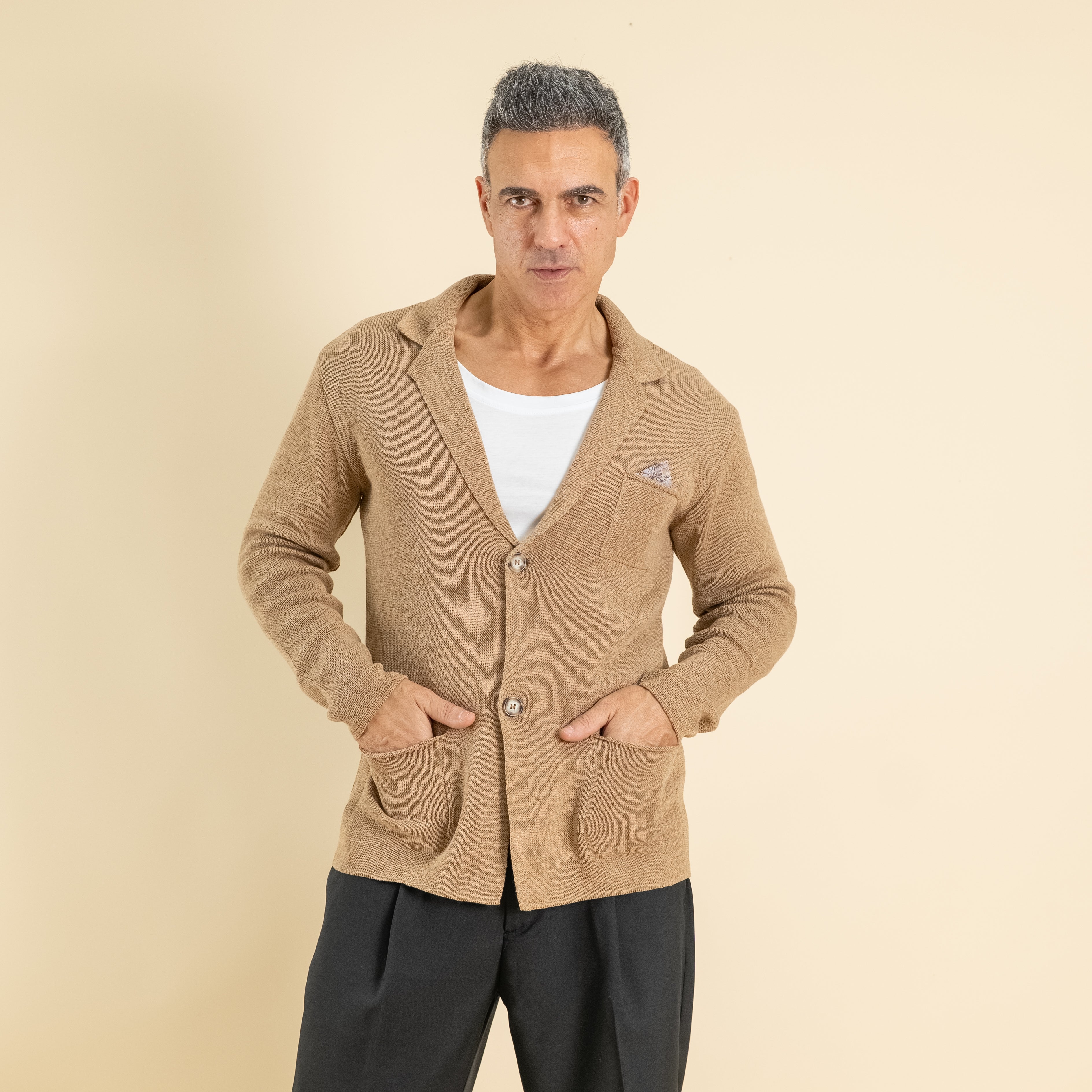 Cardigan a giacca monopetto in filo leggero con pochette  - Nocciola