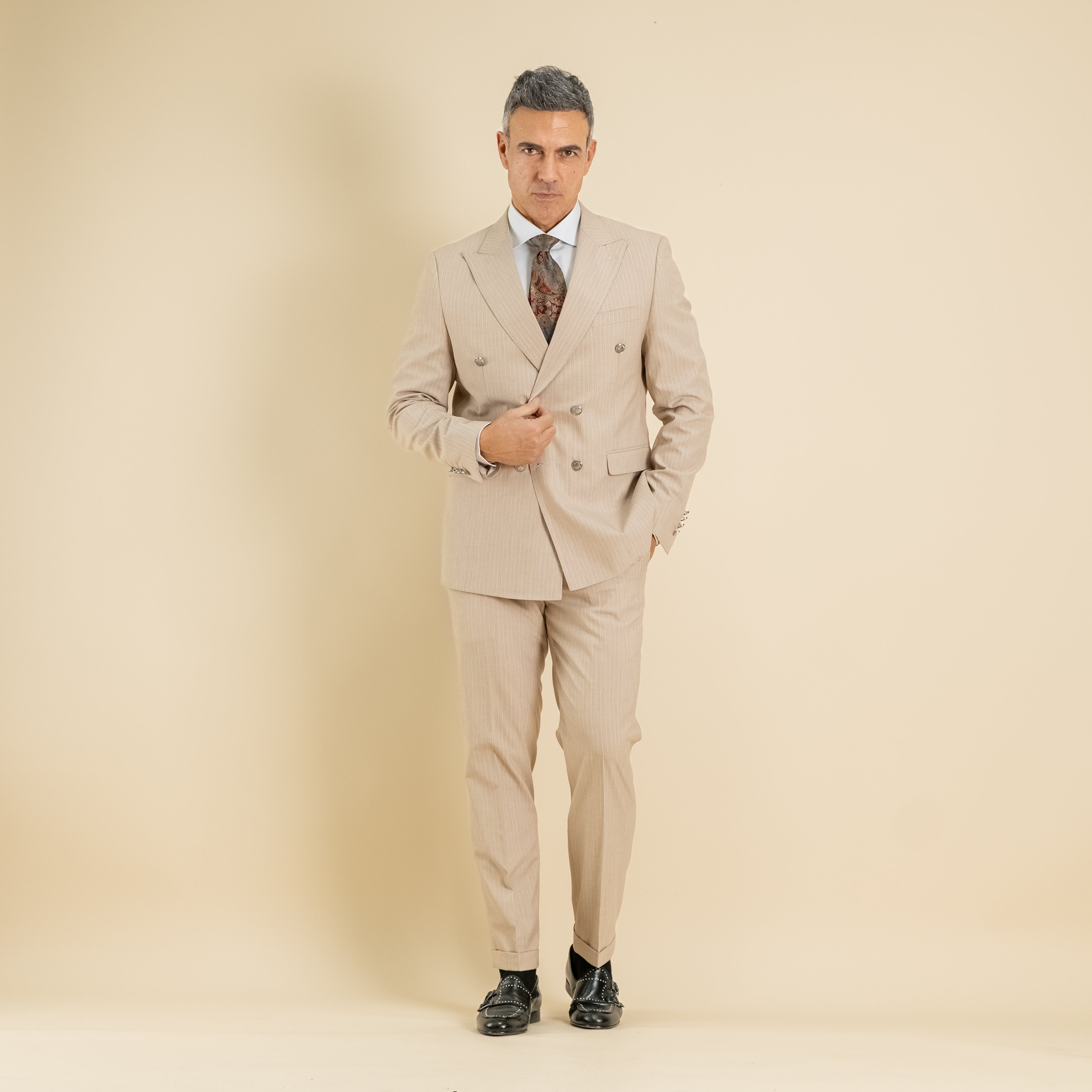Traje de raya diplomática con botones plateados - Beige