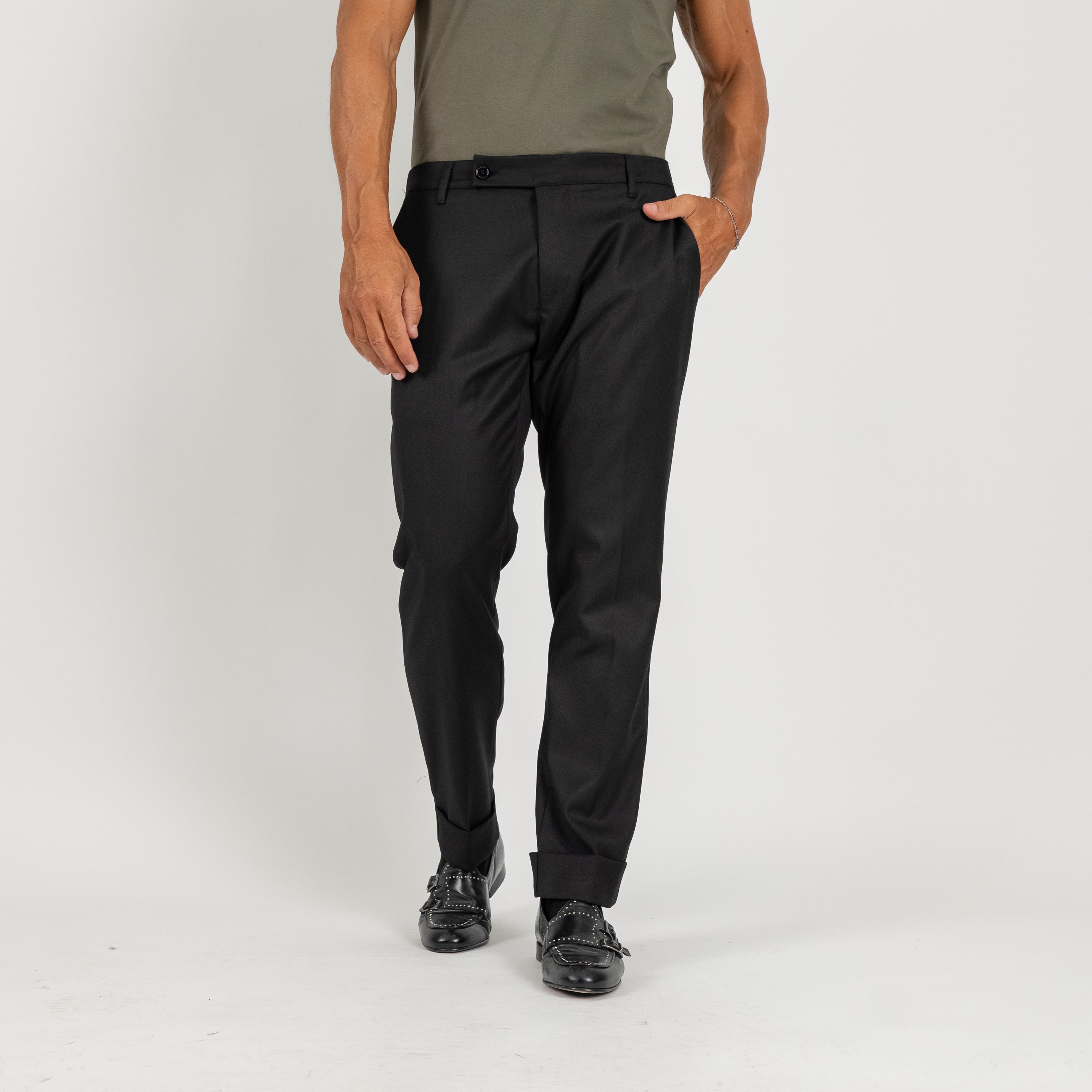 Pantalone classico con risvolto alto - Nero