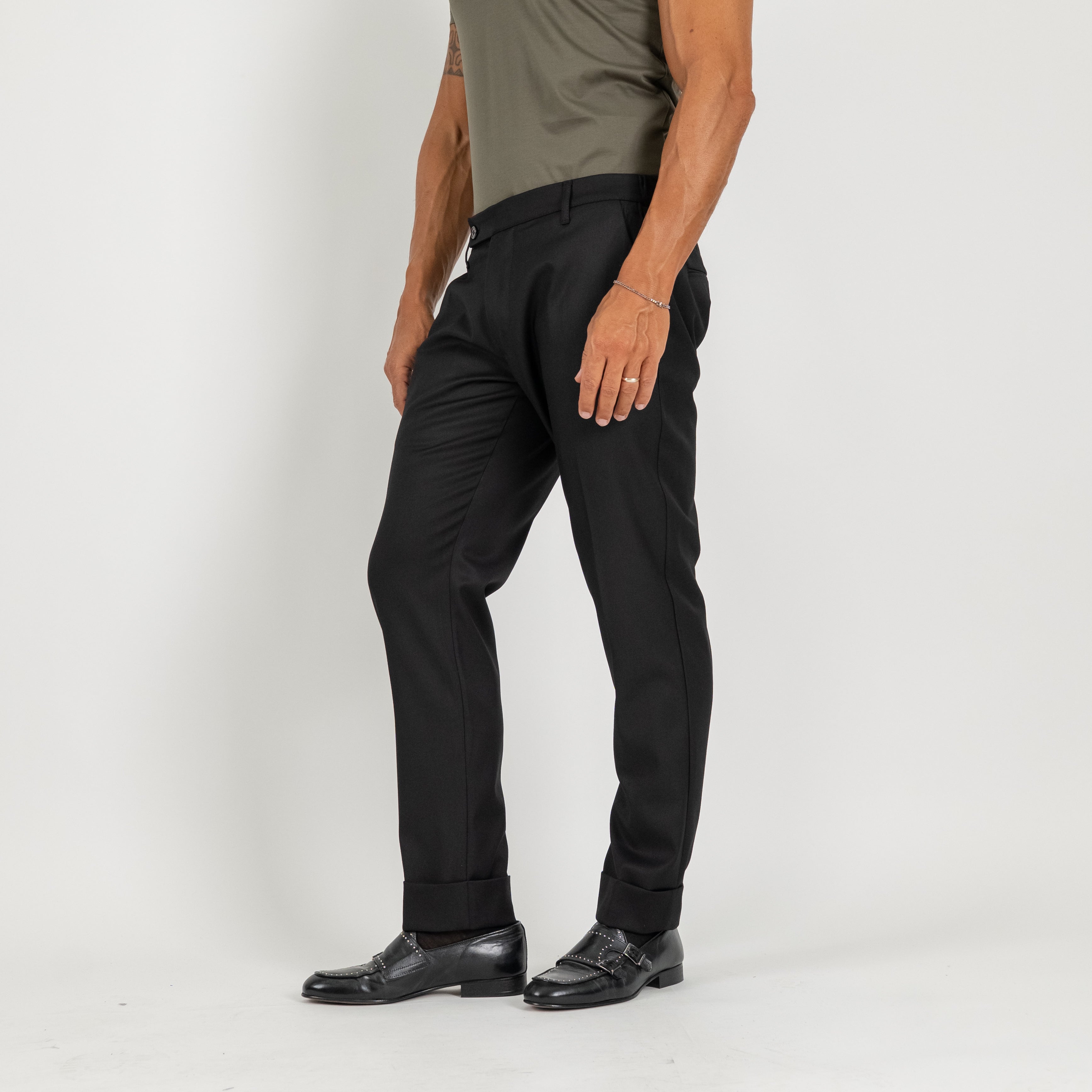 Pantalone classico con risvolto alto - Nero