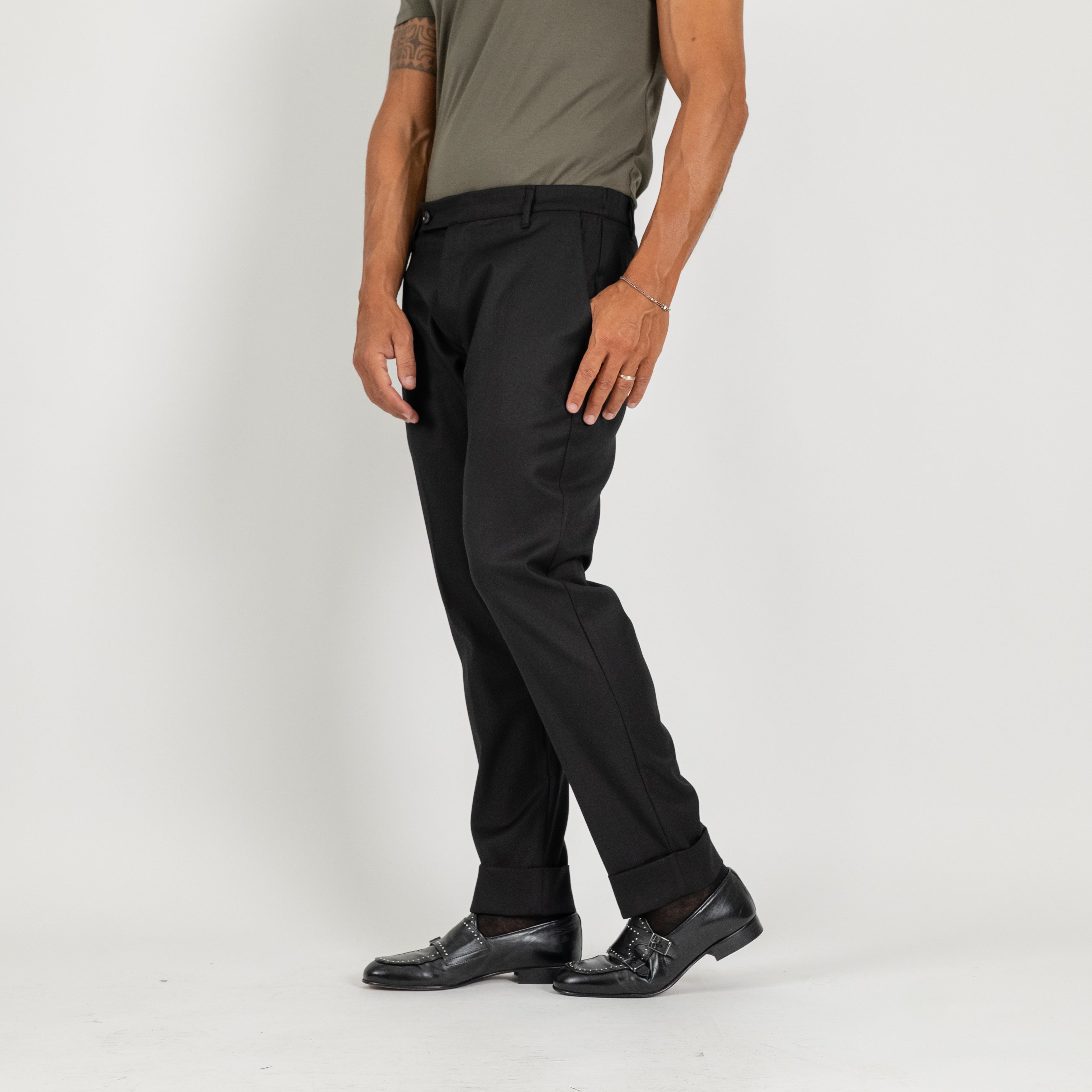 Pantalone classico con risvolto alto - Nero
