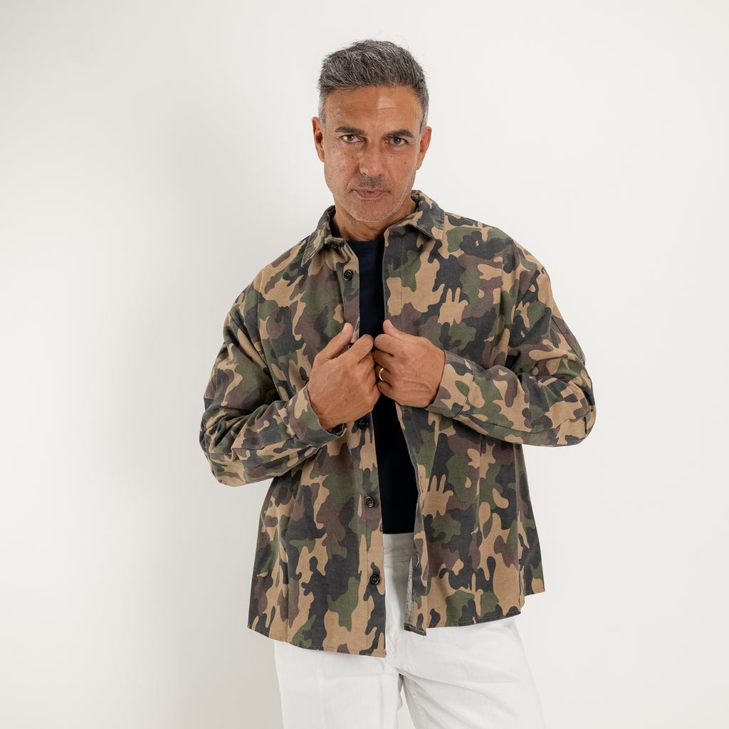 Chemise oversize camouflage en tissu texturé