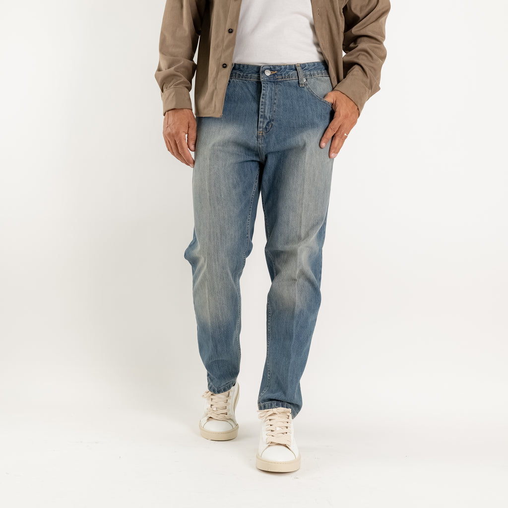 Light sandblasted tailored jeans