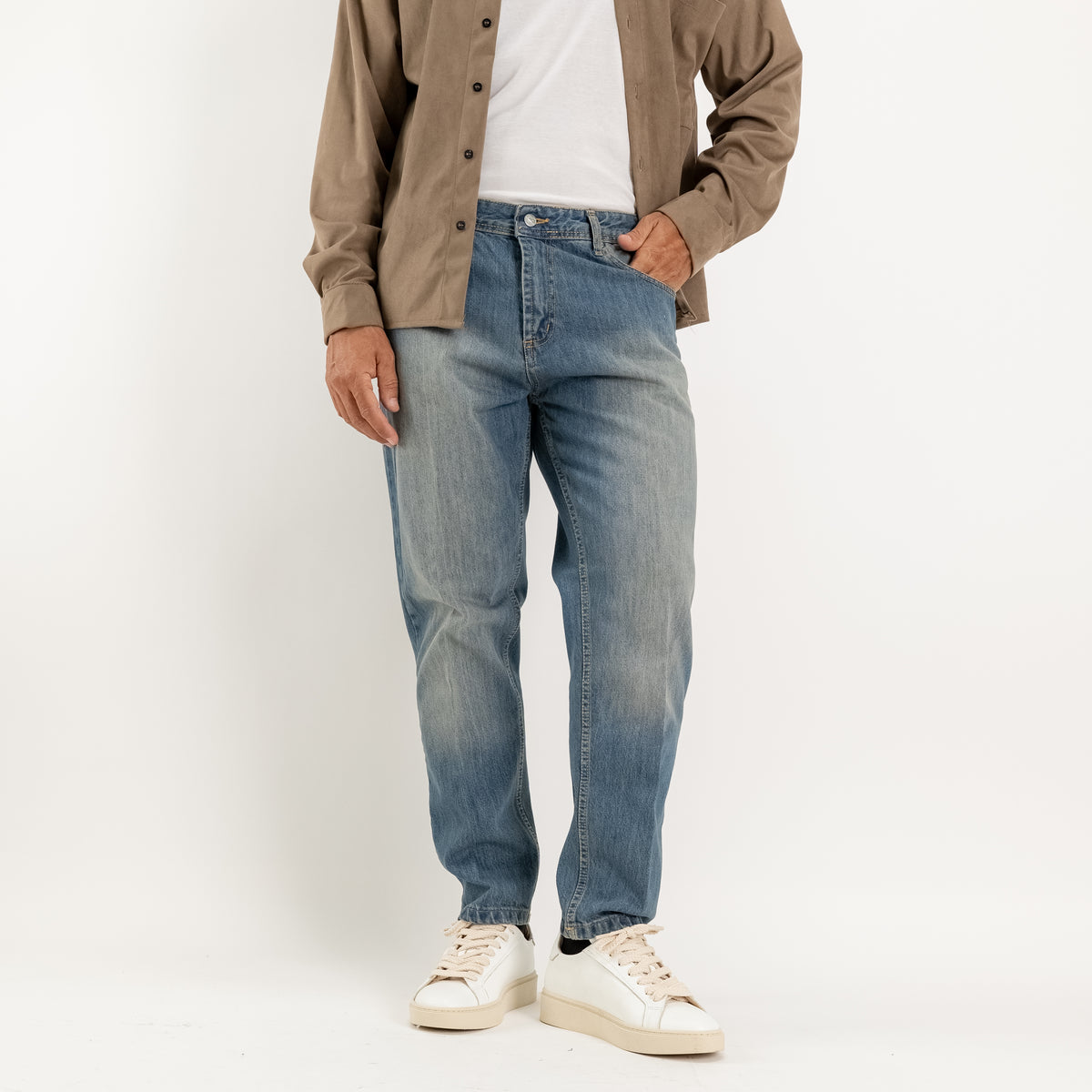 Light sandblasted tailored jeans