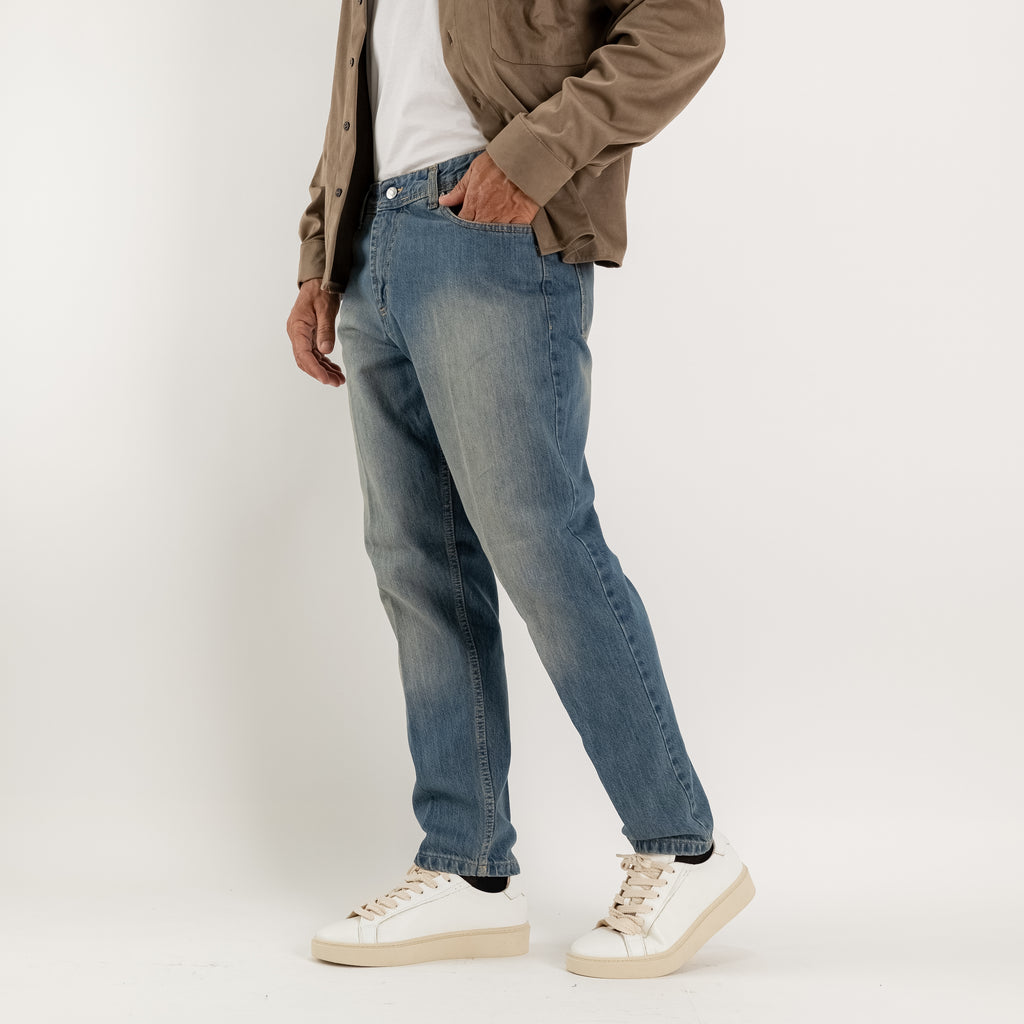 Light sandblasted tailored jeans