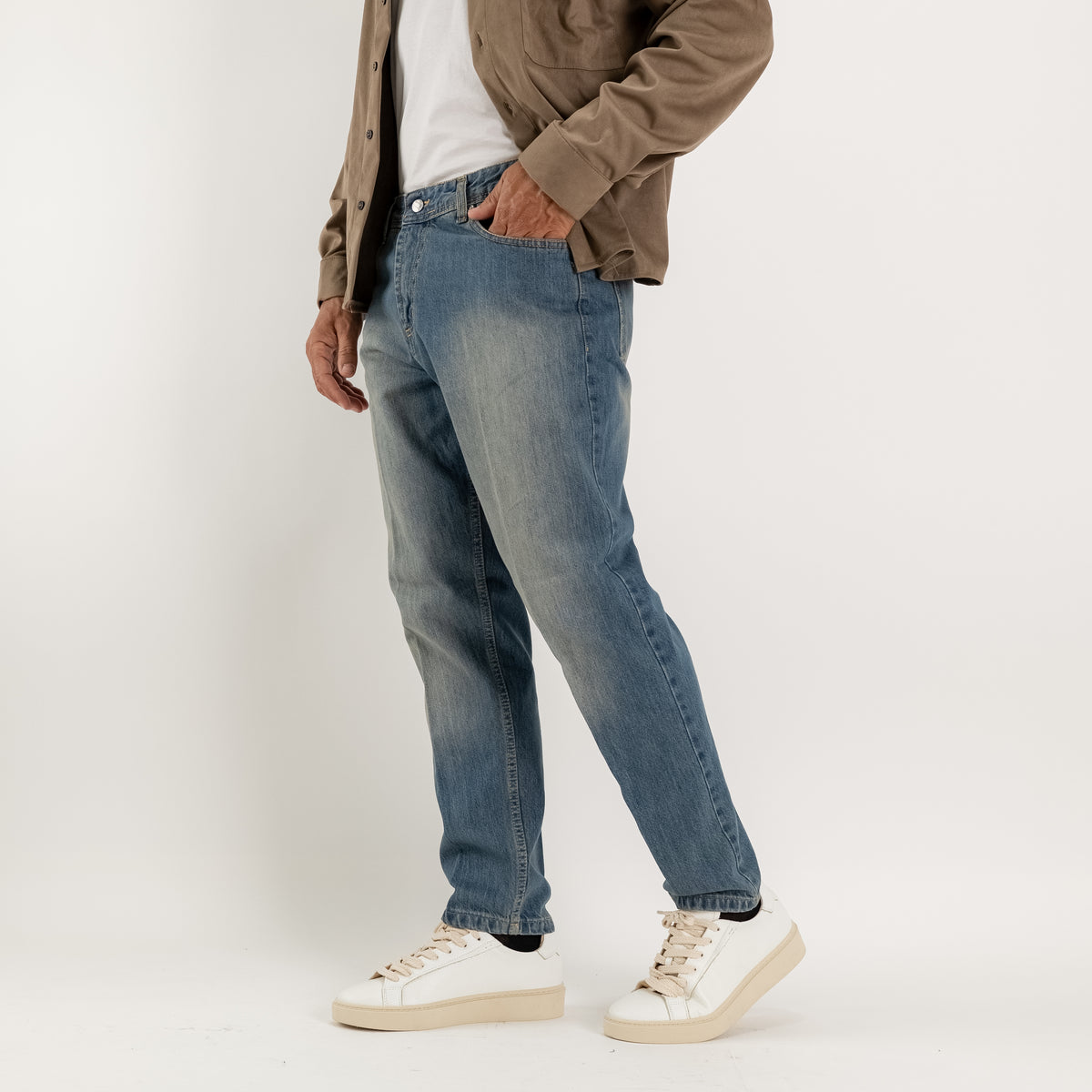 Light sandblasted tailored jeans