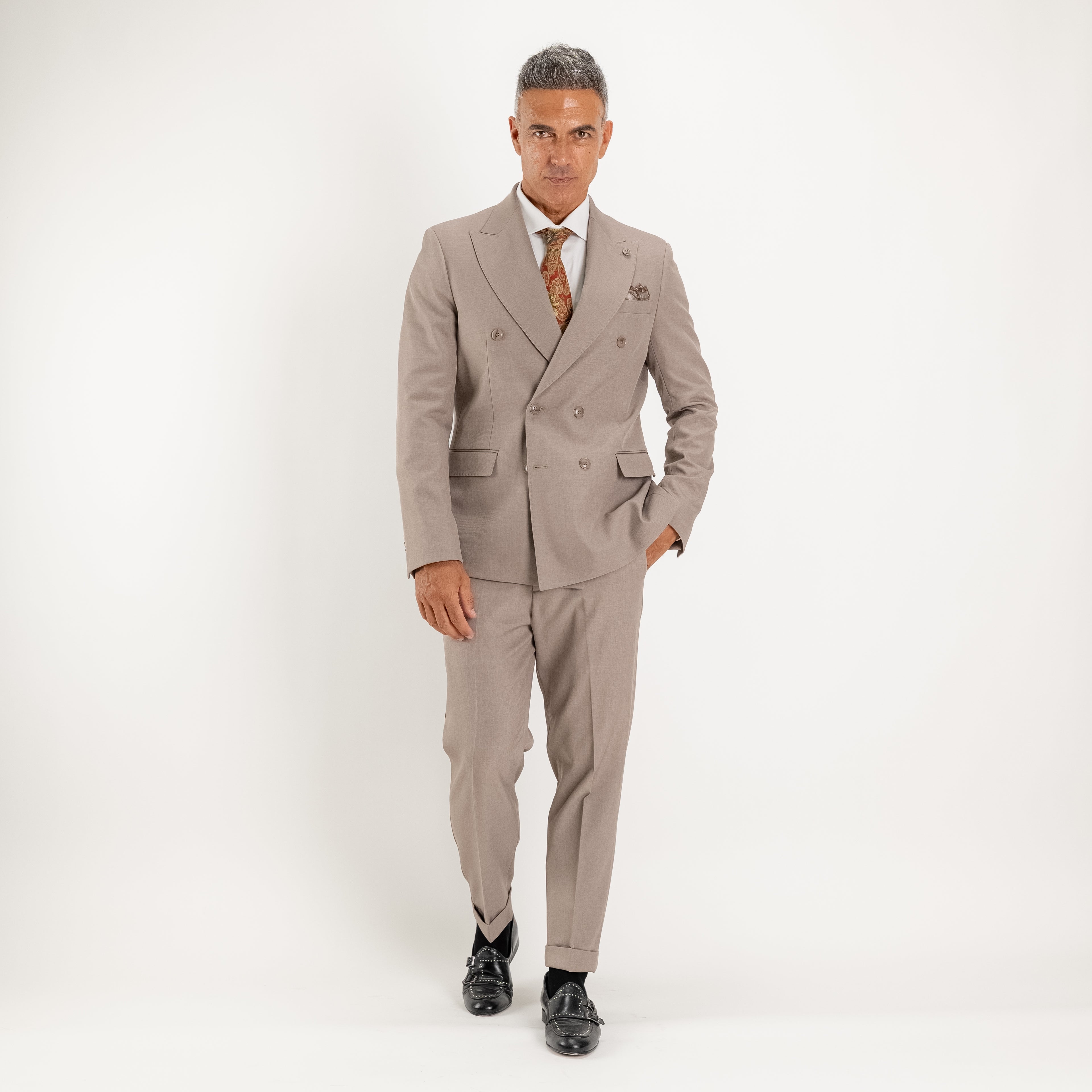Abito doppio petto con pantalone con fibbia laterale - Fango