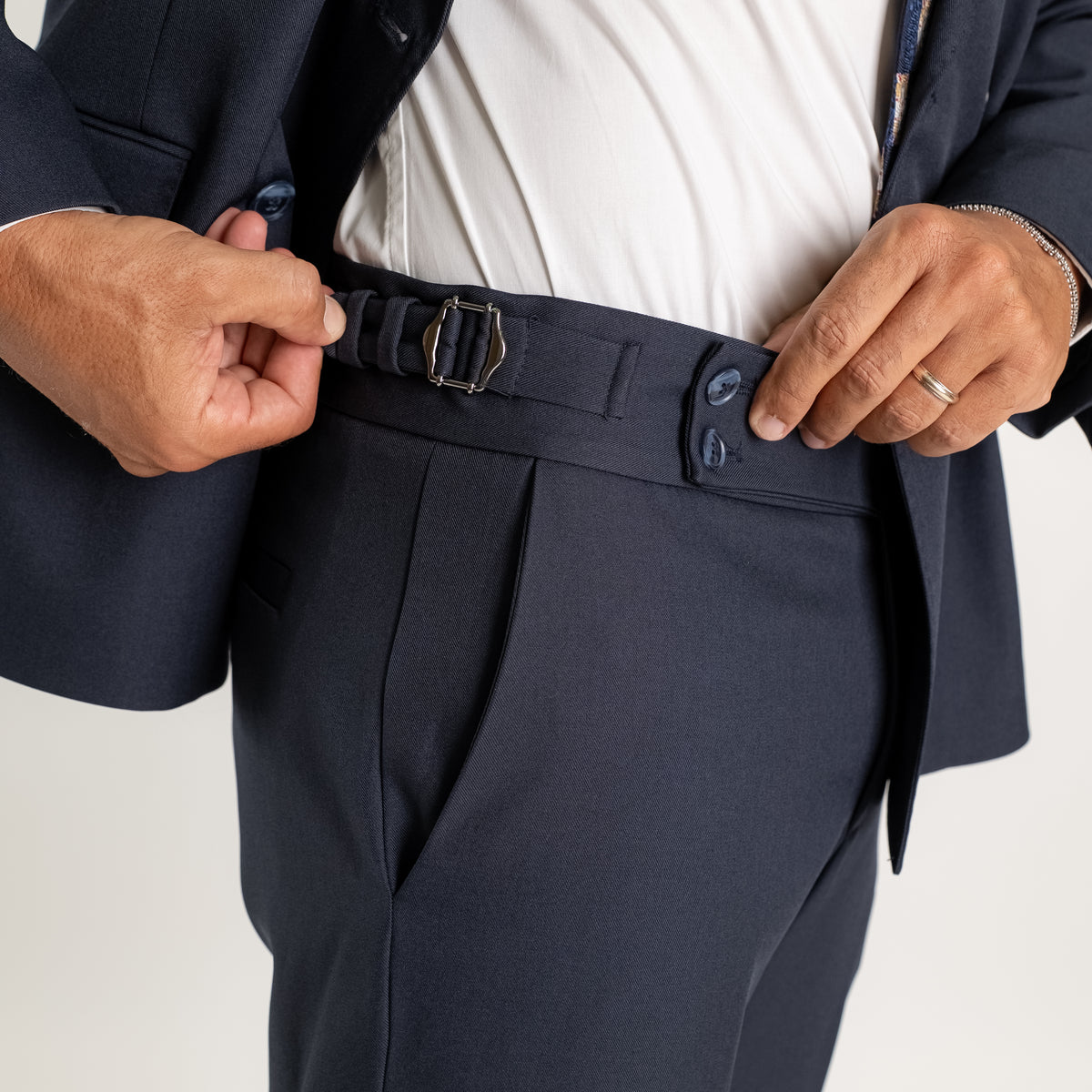 Abito doppio petto con pantalone con fibbia laterale - Blu