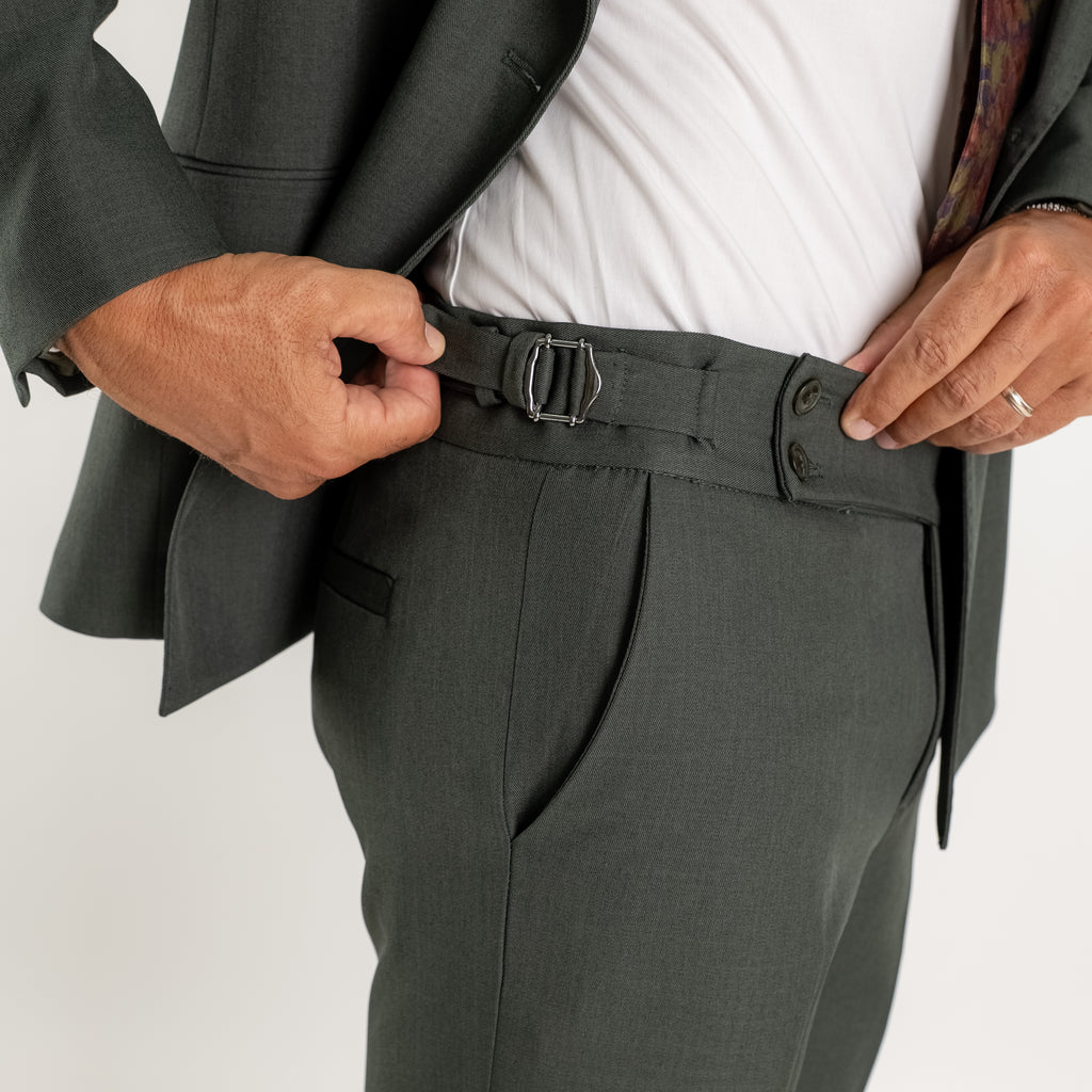 Abito doppio petto con pantalone con fibbia laterale - Verde