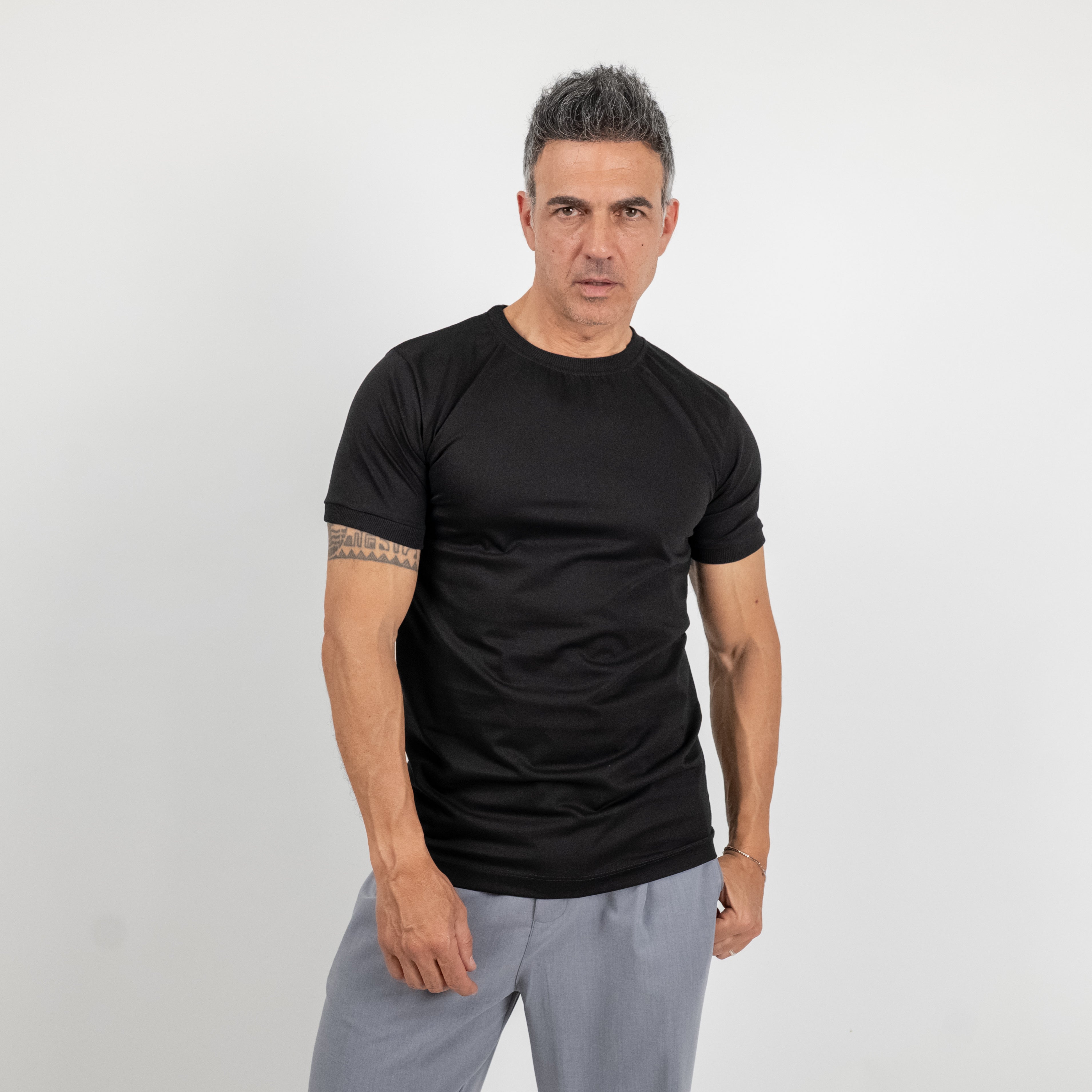 T-shirt effetto seta con colletto a costina - Nero