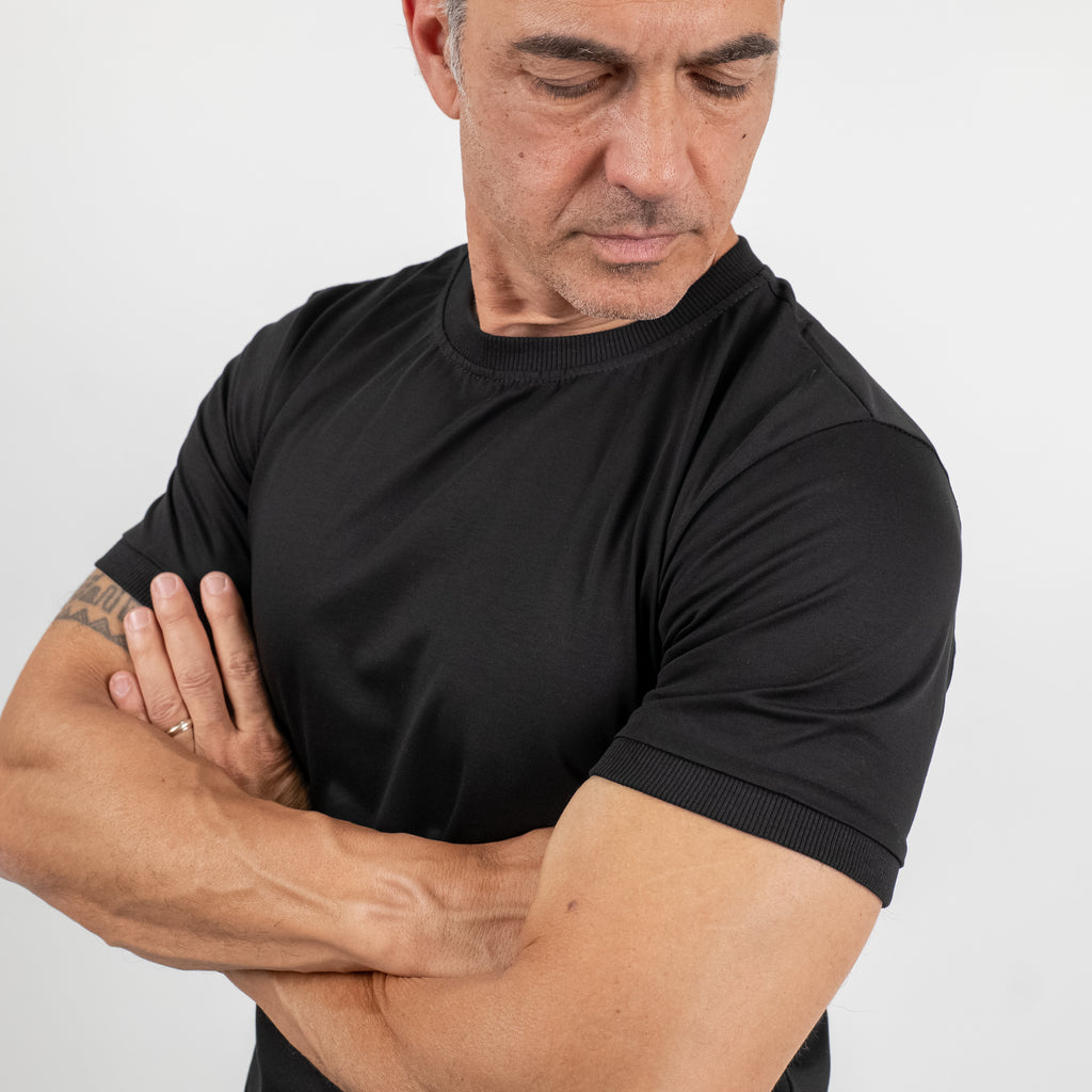 T-shirt effetto seta con colletto a costina - Nero