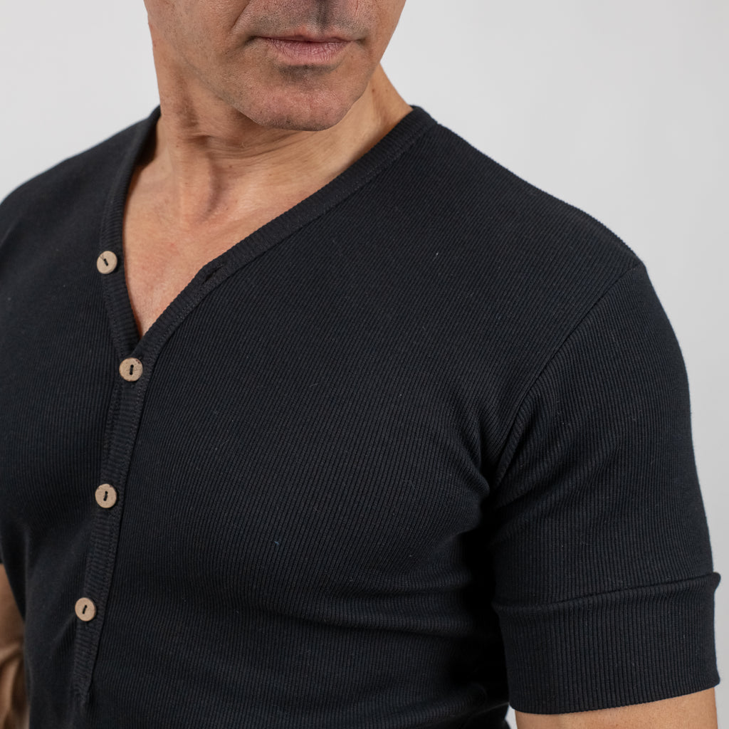 Maglia a costine con bottoncini in legno - Nero