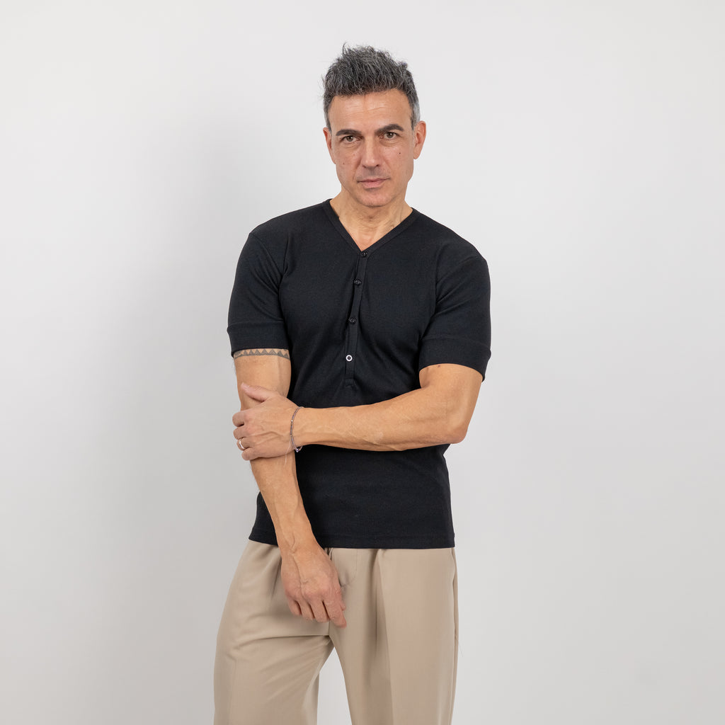 Maglia a costine con bottoncini tono su tono - Nero