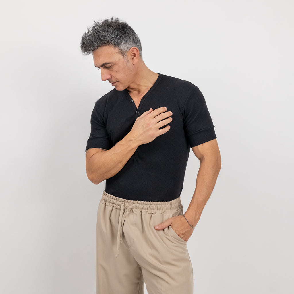 Maglia a costine con bottoncini tono su tono - Nero