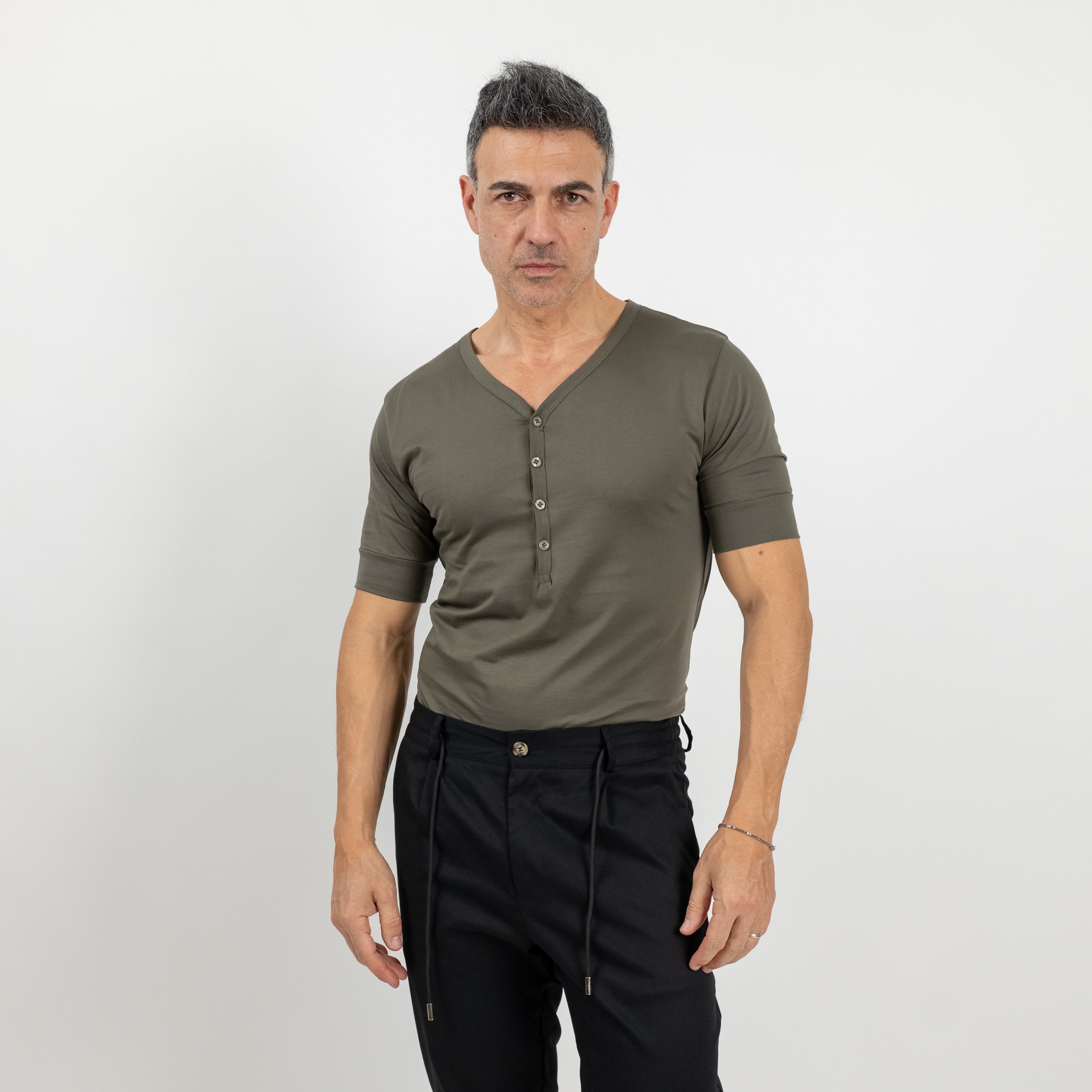 T-shirt scollo a V con bottoncini - Verde Militare