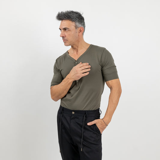 T-shirt scollo a V con bottoncini - Verde Militare