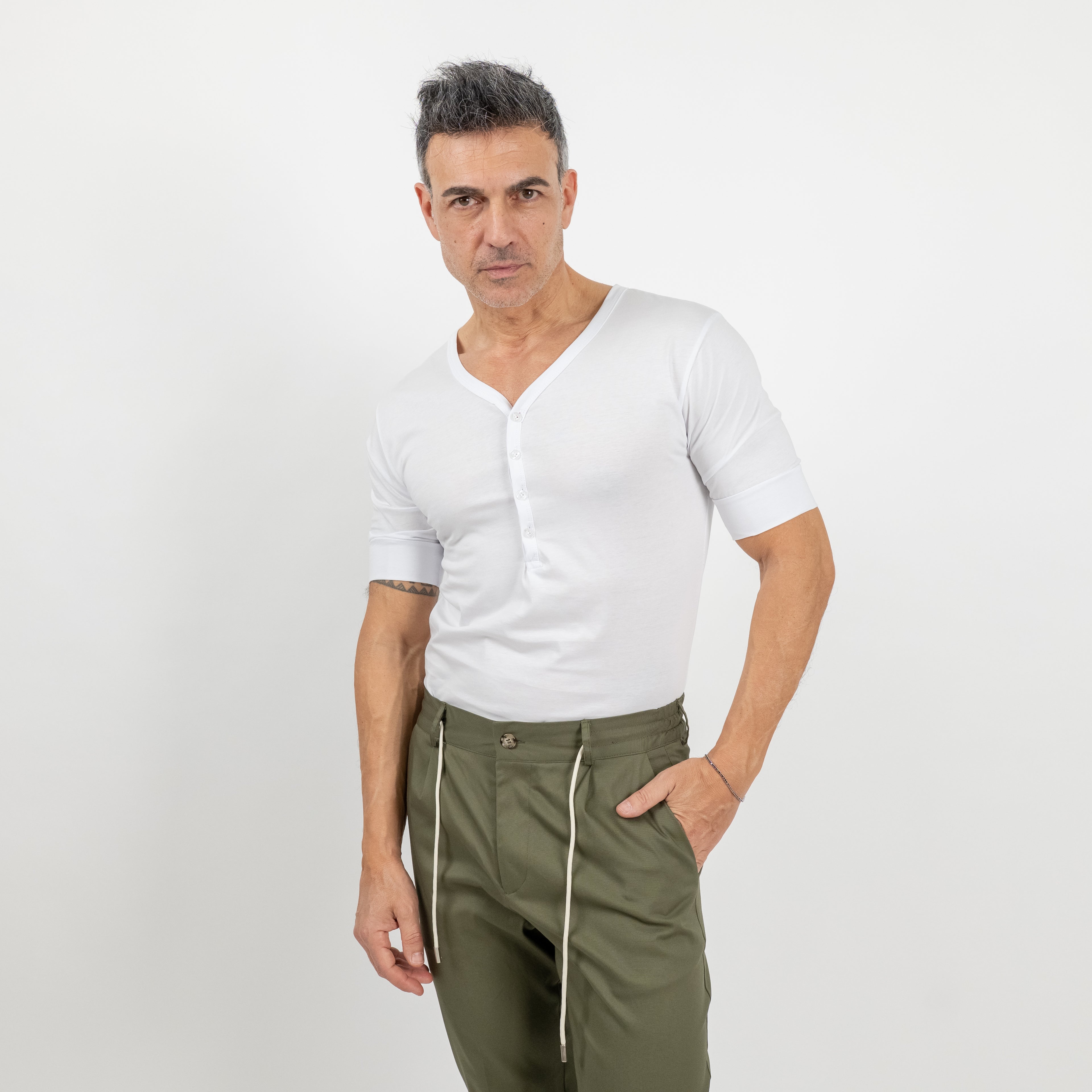 T-shirt scollo a V con bottoncini - Bianco