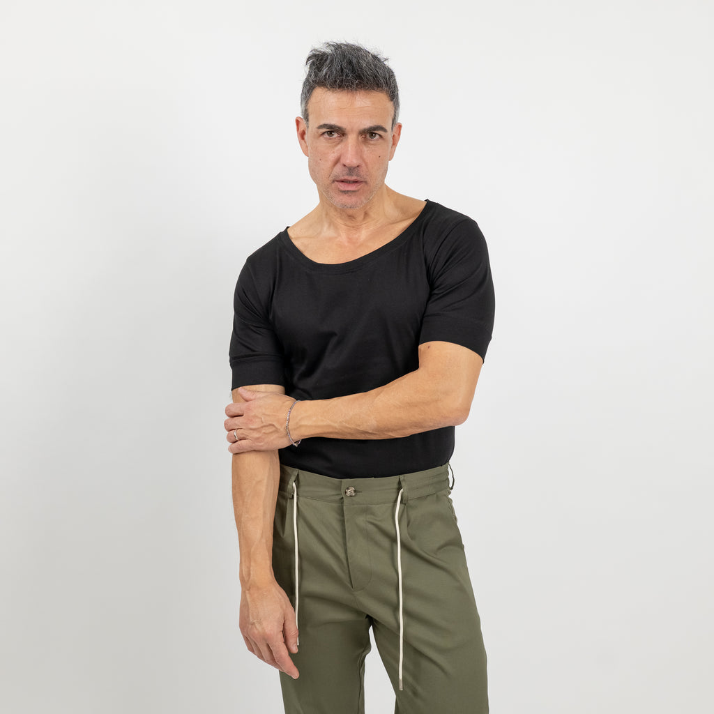 T-shirt con scollo a barca - Nero