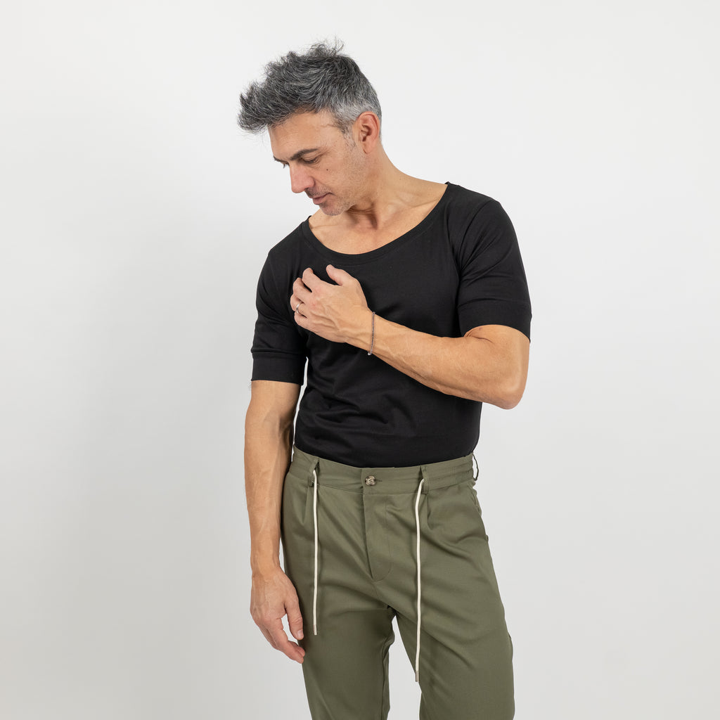 T-shirt con scollo a barca - Nero