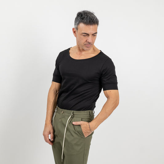 T-shirt con scollo a barca - Nero