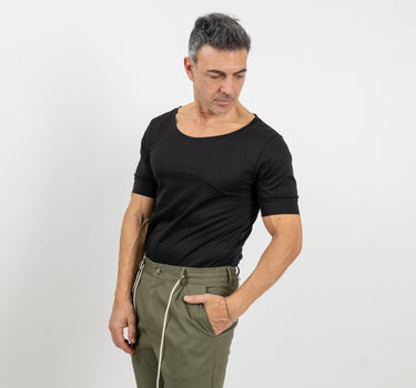 T-shirt con scollo a barca - Nero
