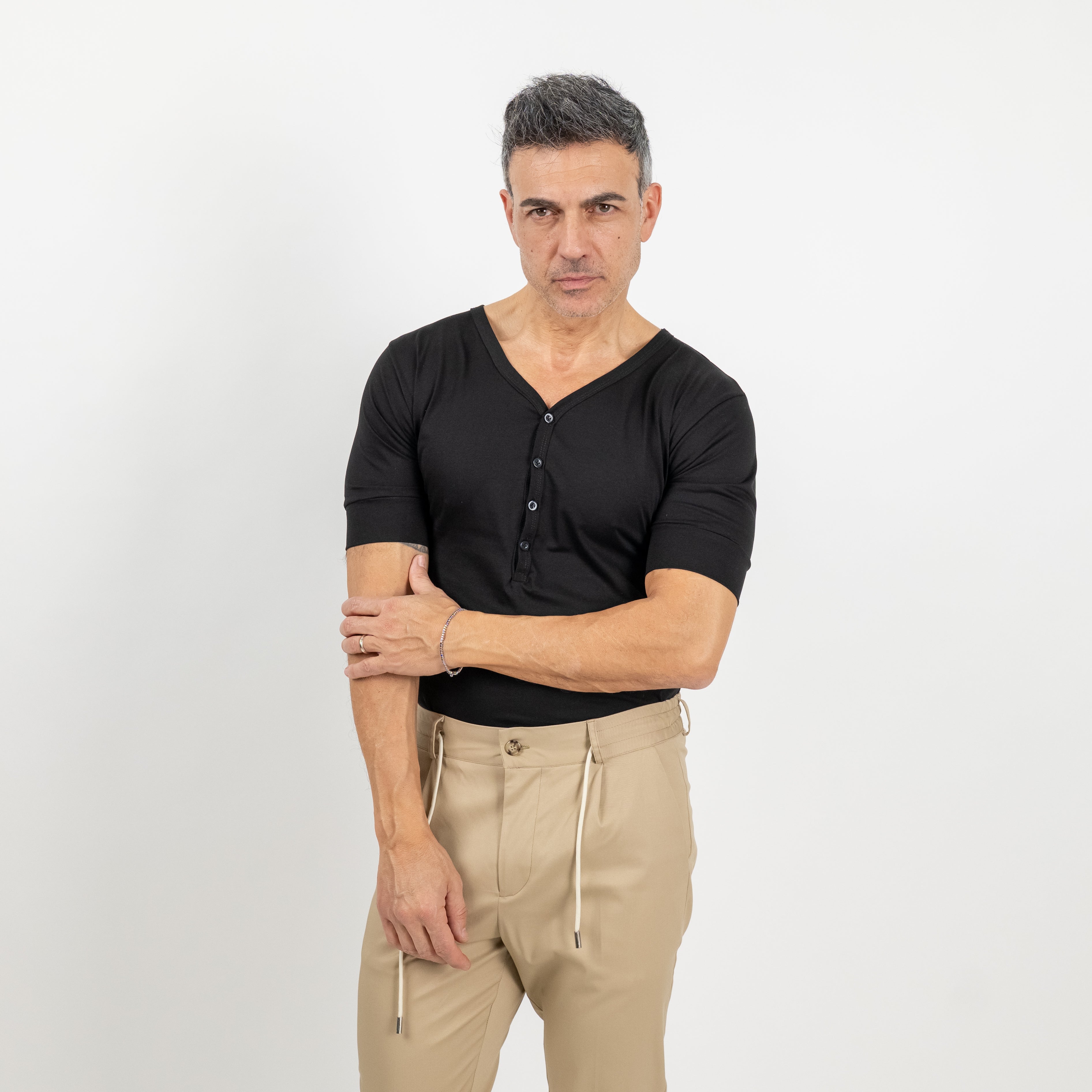 T-shirt scollo a V con bottoncini - Nero