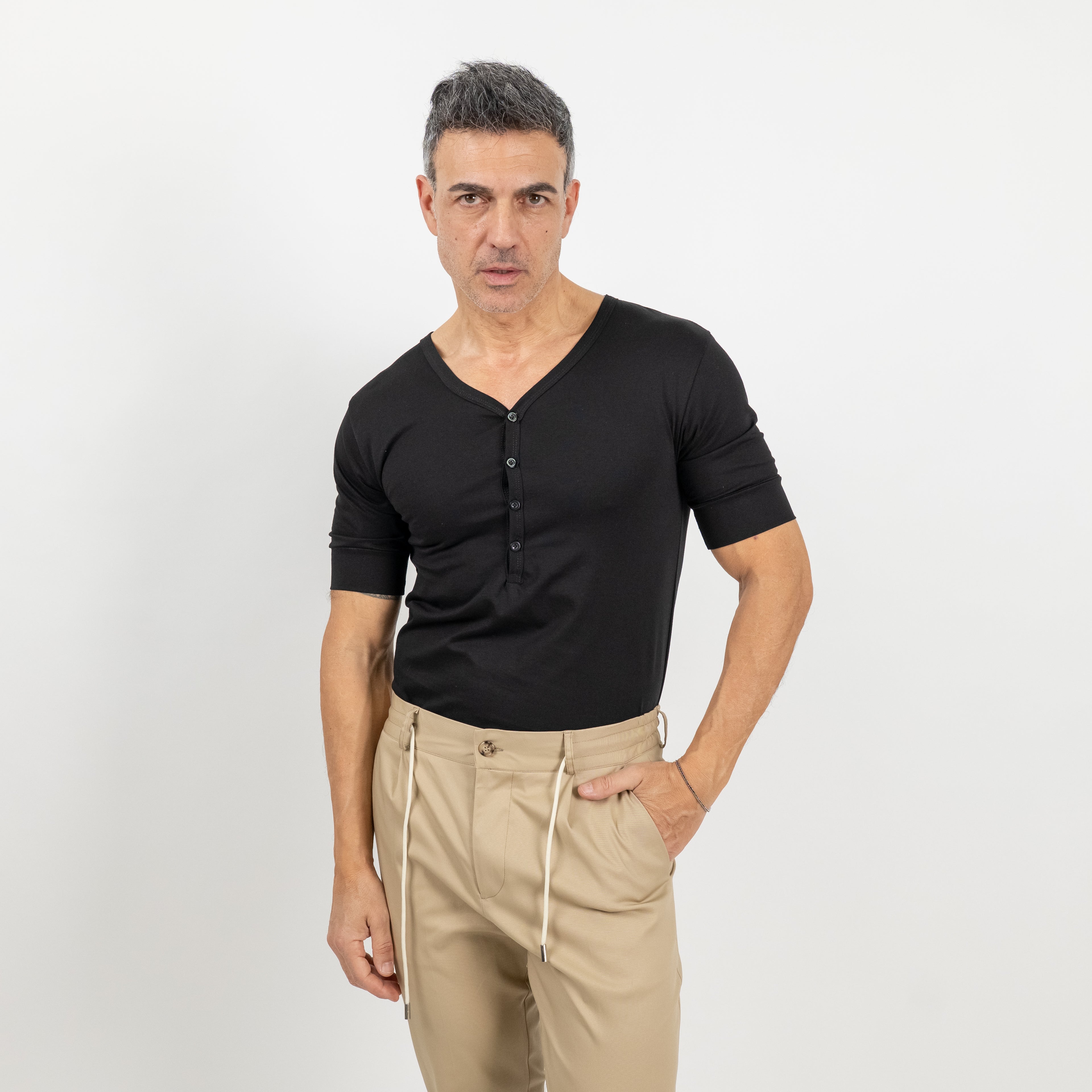 T-shirt scollo a V con bottoncini - Nero