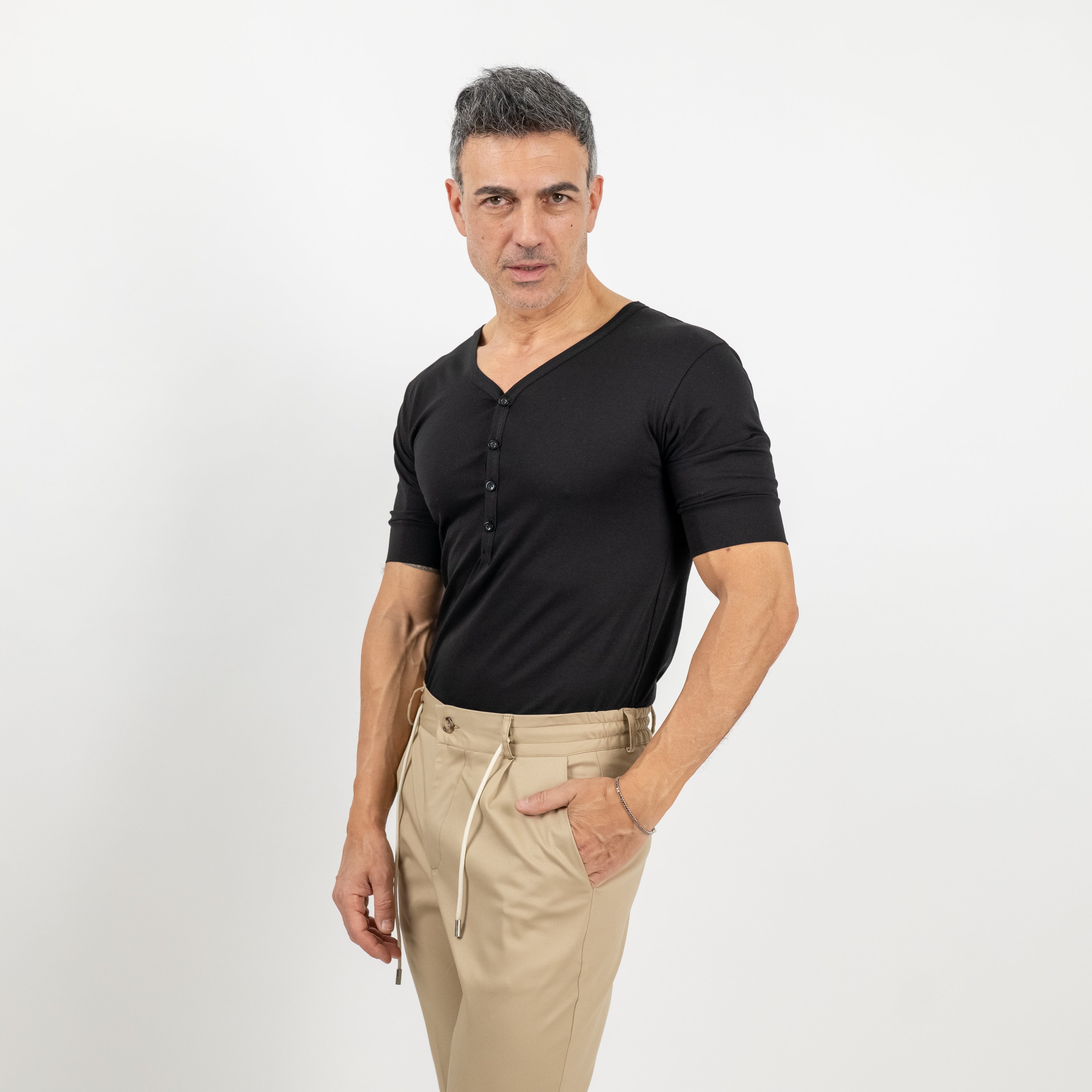 T-shirt scollo a V con bottoncini - Nero