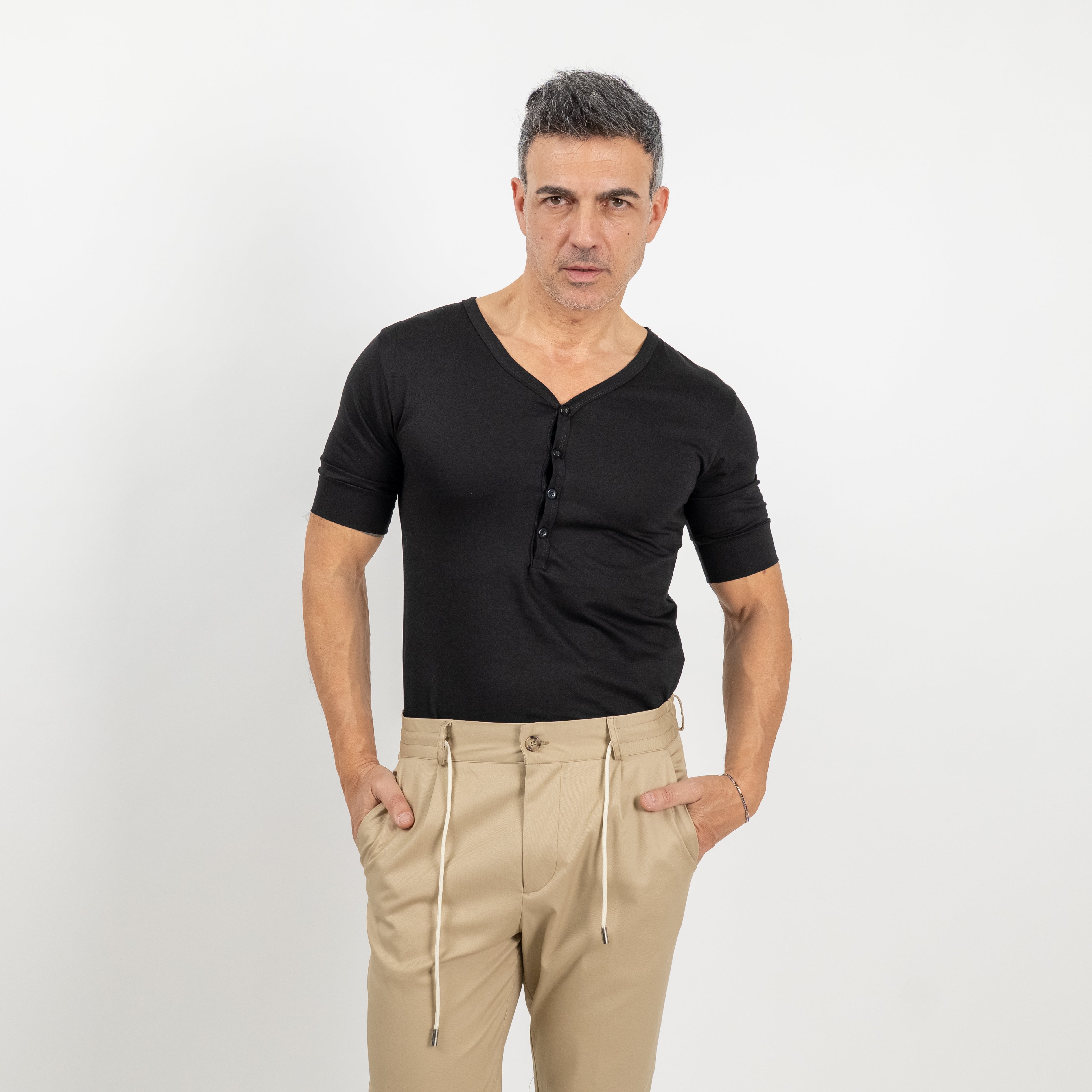 T-shirt scollo a V con bottoncini - Nero
