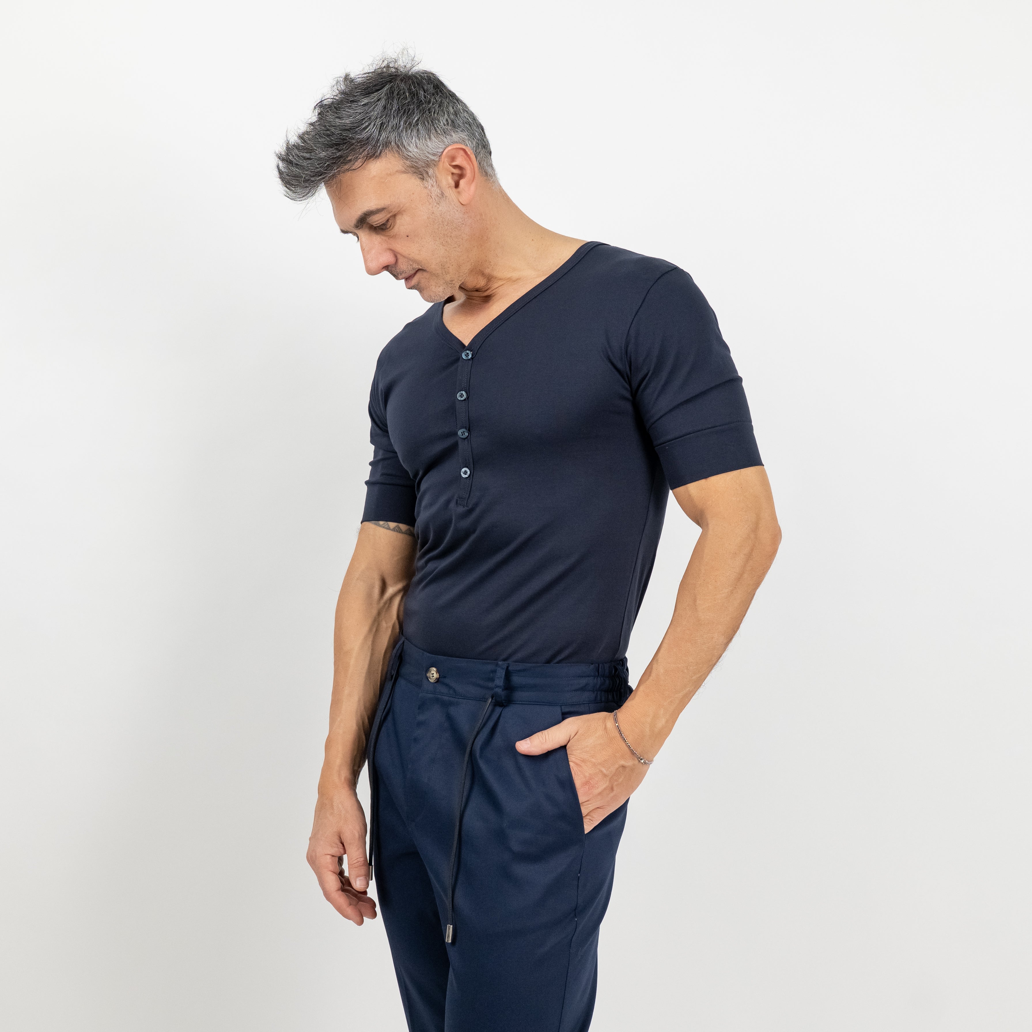 T-shirt scollo a V con bottoncini - Blu Notte