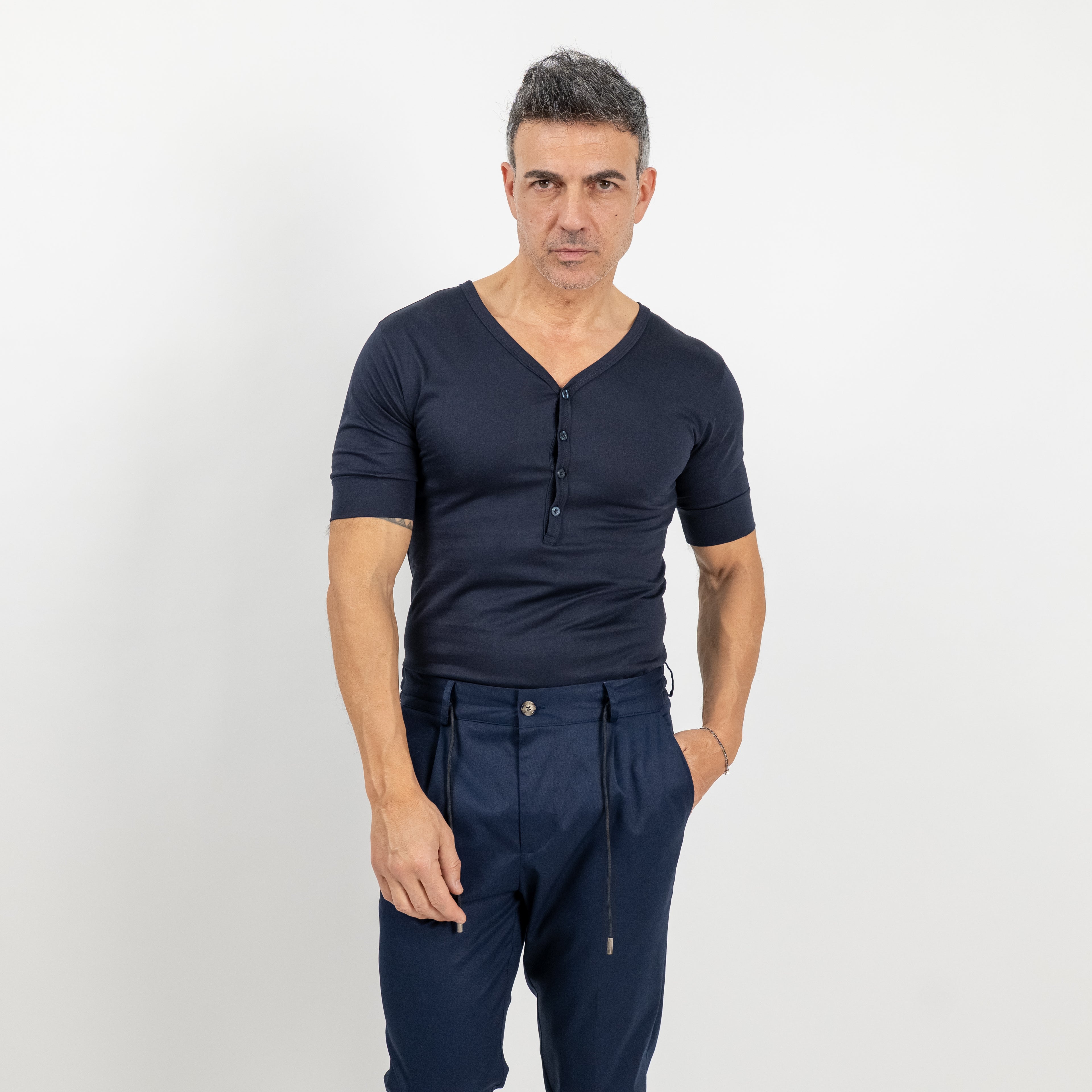 T-shirt scollo a V con bottoncini - Blu Notte