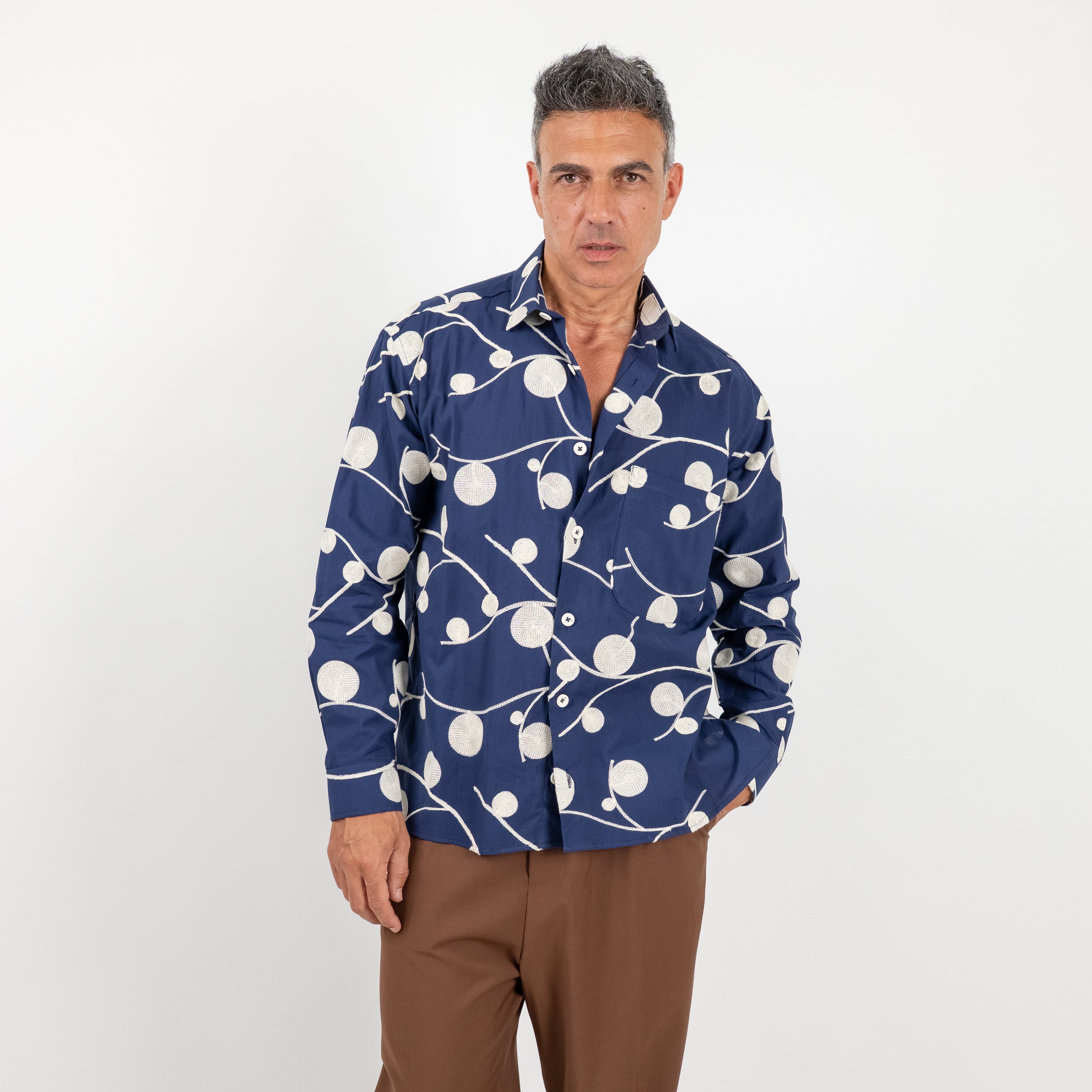 Camisa con bolsillo y bordado en relieve - Azul