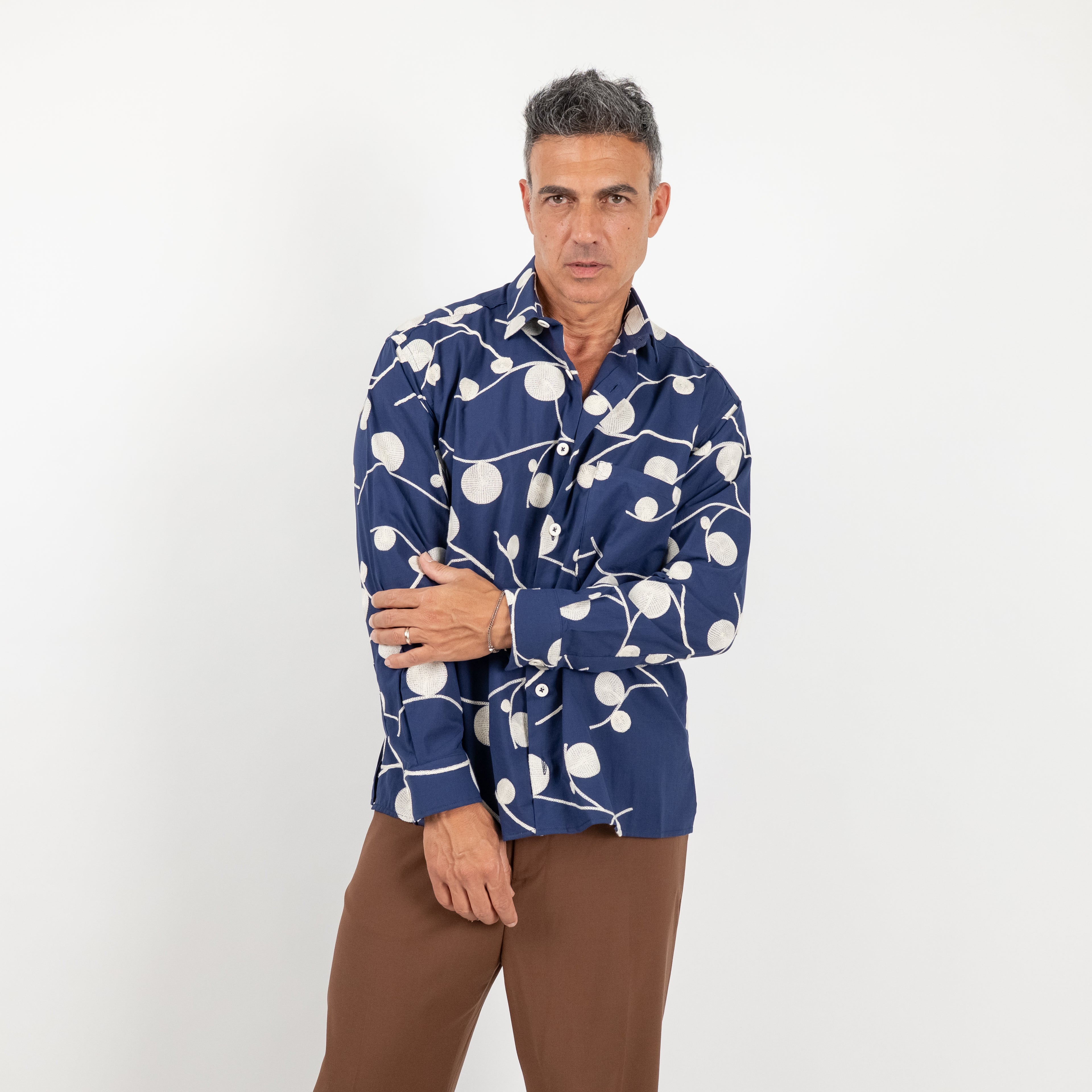 Camisa con bolsillo y bordado en relieve - Azul